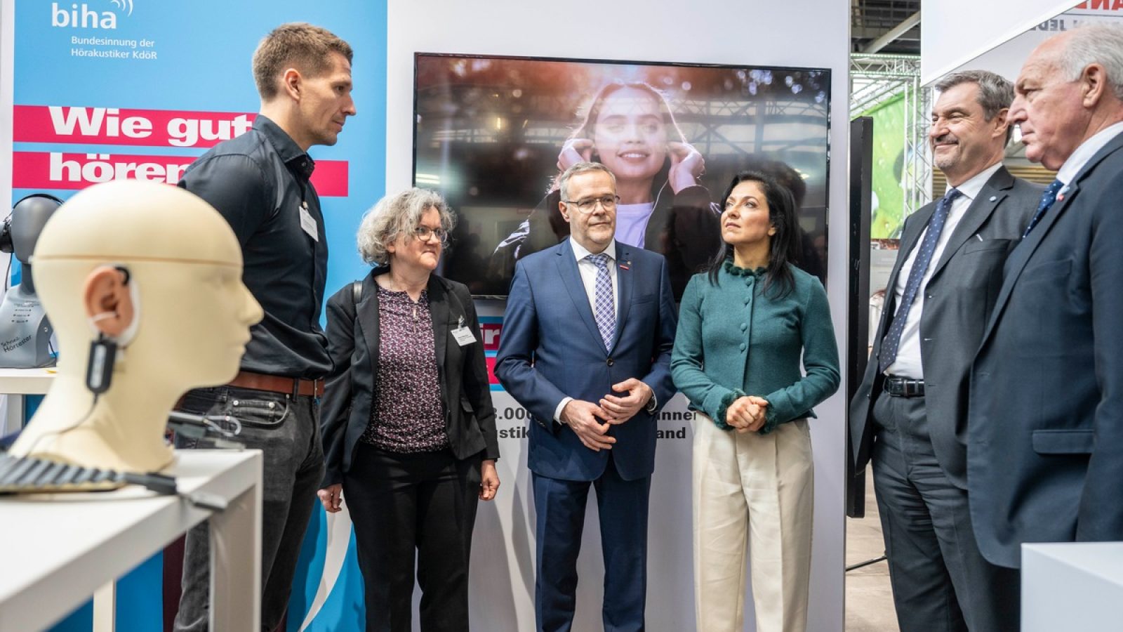 Aufmerksamkeit auf höchster politischer Ebene für den Campus Hörakustik bei der Internationalen Handwerksmesse 2026 in München: ZDH-Präsident Jörg Dittrich (3.v.l.), Bundeswirtschaftsministerin Katherina Reiche, der bayerische Ministerpräsident Dr. Markus Söder und Franz Xaver Peteranderl, Präsident der Handwerkskammer für München und Oberbayern (1.v.r.) im Gespräch mit Hörakustiker Johannes Pöhlchen (Hörgeräte Seifert, 1.v.l.) und Sabine Weiler-Bion (biha, 2.v.l.). / Weiterer Text über ots und www.presseportal.de/nr/70547 / Die Verwendung dieses Bildes für redaktionelle Zwecke ist unter Beachtung aller mitgeteilten Nutzungsbedingungen zulässig und dann auch honorarfrei. Veröffentlichung ausschließlich mit Bildrechte-Hinweis.