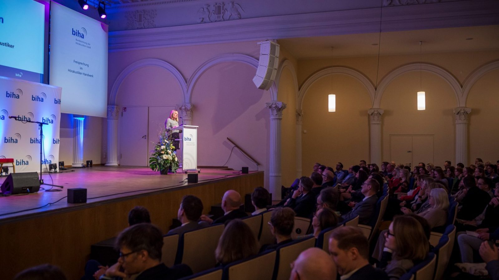 Bildunterschrift: 
Gesellenfreisprechung im Hörakustiker-Handwerk: 143 Fachkräfte des Hörakustiker-Handwerks aus ganz Deutschland erhalten nach erfolgreicher Ausbildung und Abschlussprüfung im Winter 2026 den Gesellenbrief. Ihre feierliche Gesellenfreisprechung nach Handwerkstradition nahm am 31. Januar 2026 Ines Jonen, Vizepräsidentin der Bundesinnung der Hörakustiker (biha), bundesweit zentral in Lübeck vor.

Bildquelle: Bundesinnung der Hörakustiker (biha) Fotograf: Olaf Malzahn, 2026

Bild ist zur Veröffentlichung nur mit Nennung von Bildquelle und Fotograf sowie ausschließlich im Kontext dieser Presseinformation freigegeben. / Weiterer Text über ots und www.presseportal.de/nr/70547 / Die Verwendung dieses Bildes für redaktionelle Zwecke ist unter Beachtung aller mitgeteilten Nutzungsbedingungen zulässig und dann auch honorarfrei. Veröffentlichung ausschließlich mit Bildrechte-Hinweis.