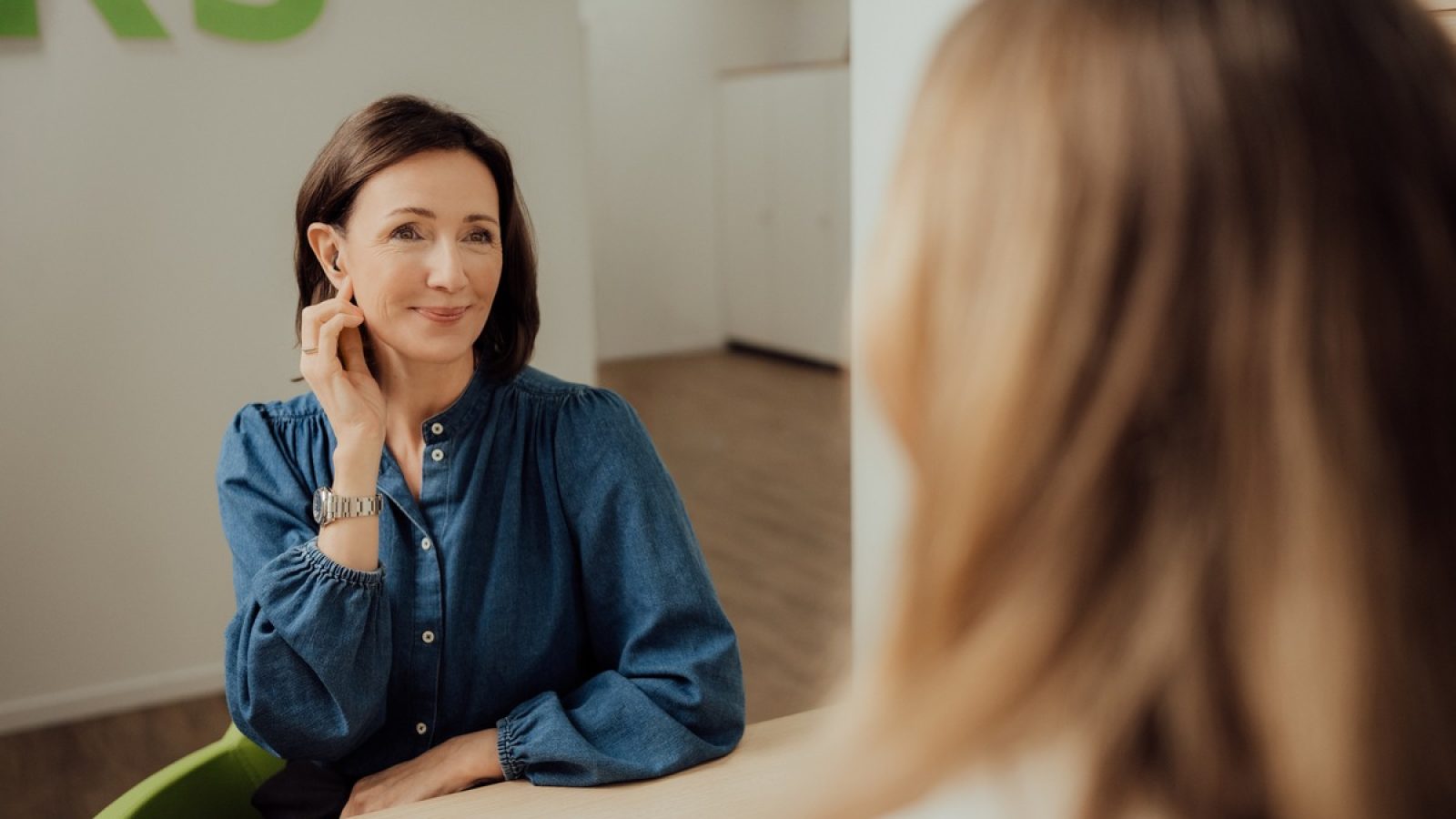 Professionelle Hörberatung bei GEERS - für Ihre Gesundheit und geistige Fitness. / Weiterer Text über ots und www.presseportal.de/nr/67276 / Die Verwendung dieses Bildes für redaktionelle Zwecke ist unter Beachtung aller mitgeteilten Nutzungsbedingungen zulässig und dann auch honorarfrei. Veröffentlichung ausschließlich mit Bildrechte-Hinweis.