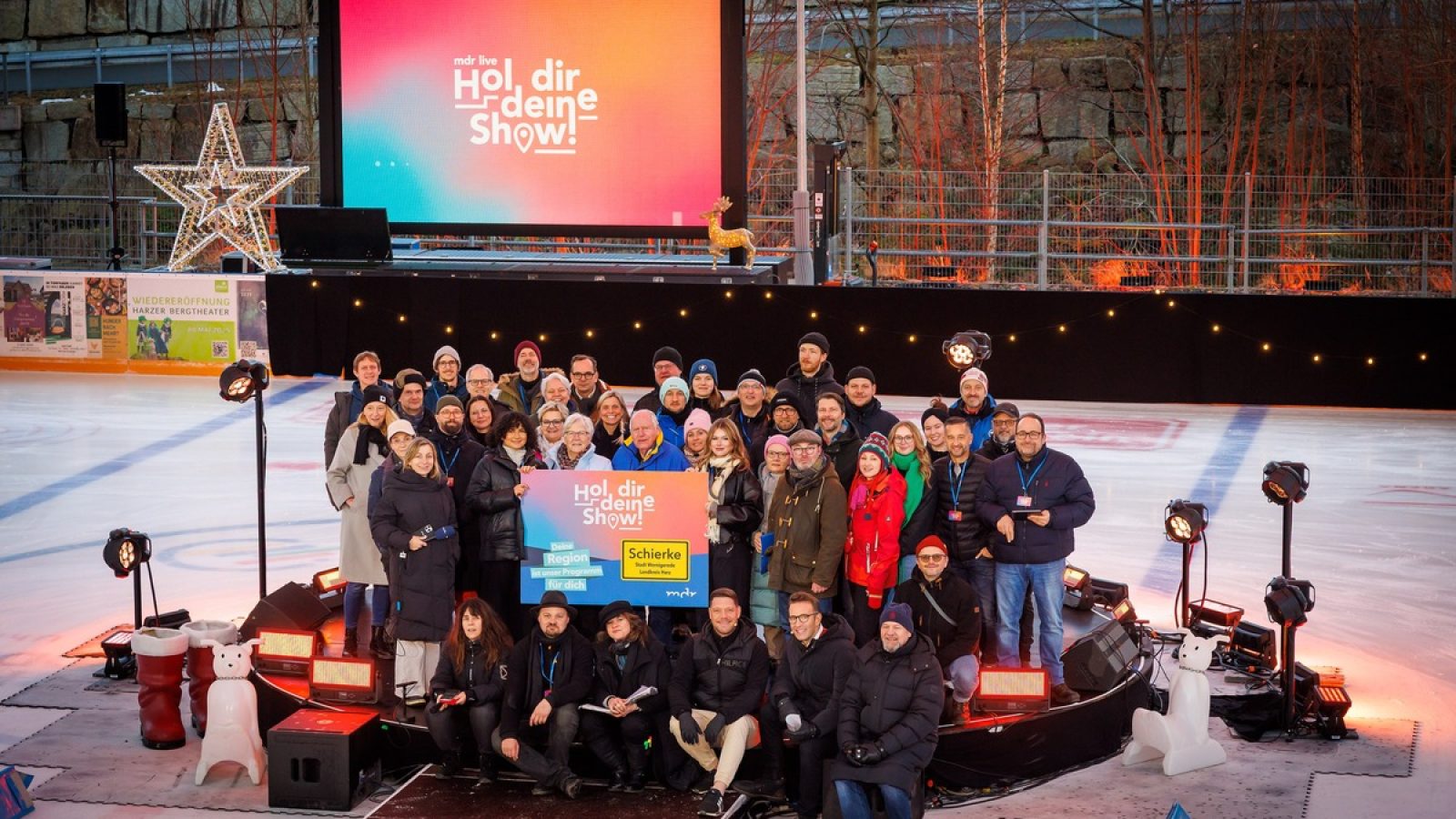 Das MDR-Team sagt Danke. Schierke hat sich die Show geholt. "Hol dir deine Show!" kehrte auch mit seiner jüngsten Ausgabe zurück zum Kern des Formats: Menschen aus der Region stehen im Mittelpunkt - mit ihren Ideen, Talenten und Traditionen. / Weiterer Text über ots und www.presseportal.de/nr/7880 / Die Verwendung dieses Bildes für redaktionelle Zwecke ist unter Beachtung aller mitgeteilten Nutzungsbedingungen zulässig und dann auch honorarfrei. Veröffentlichung ausschließlich mit Bildrechte-Hinweis.