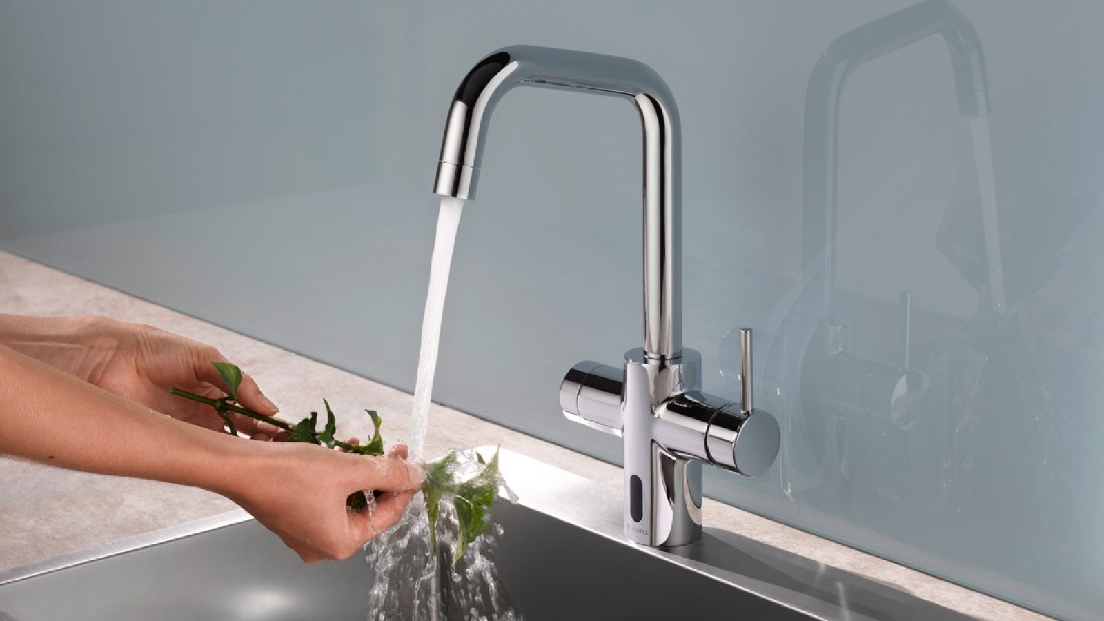 Trendy und komfortabel - der smarte Hybrid in der Küche: Manuell per Einhebelmischer oder hygienisch berührungslos via Nahreflex - die Küchenarmatur GRANDIS E von SCHELL bietet flexible Bedienmöglichkeiten. Als elektronische Armatur ist sie mit der Option zur Durchführung von Stagnationsspülungen ausgestattet und trägt so zum Erhalt der Trinkwassergüte bei. / Weiterer Text über ots und www.presseportal.de/nr/153464 / Die Verwendung dieses Bildes für redaktionelle Zwecke ist unter Beachtung aller mitgeteilten Nutzungsbedingungen zulässig und dann auch honorarfrei. Veröffentlichung ausschließlich mit Bildrechte-Hinweis.