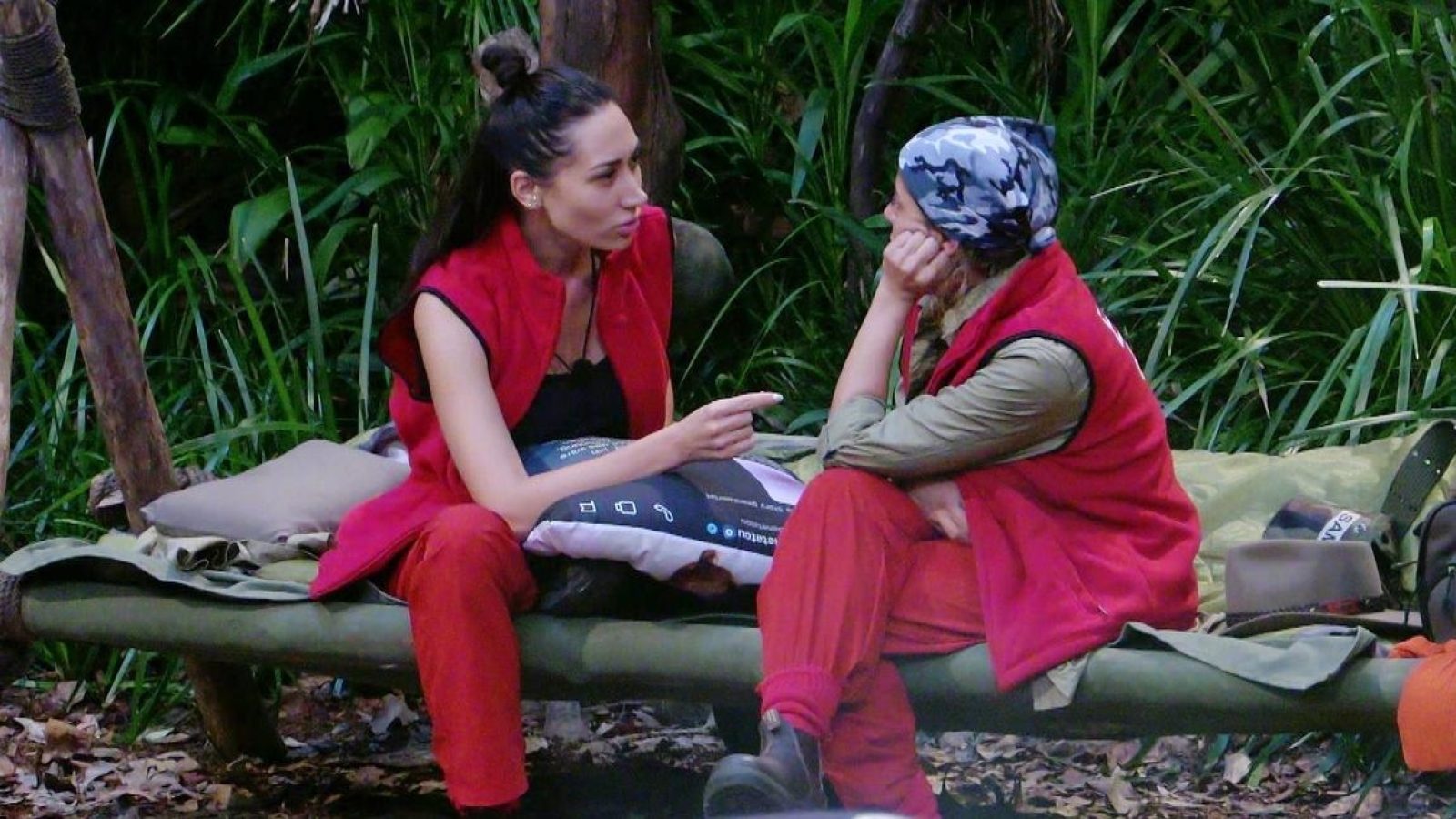 Die Kissenbombe platzt: Eva Benetatou (r.) bekommt von Samira Yavuz den Text auf ihrem bedruckten Kissen vorgelesen. Samira ist so richtig in Rage: "Du hast ihm die offenen Beine angeboten und für mich gibt es danach dann die offenen Ohren?

+++ Die Verwendung des sendungsbezogenen Materials ist nur mit dem Hinweis und Verlinkung auf RTL+ gestattet. +++