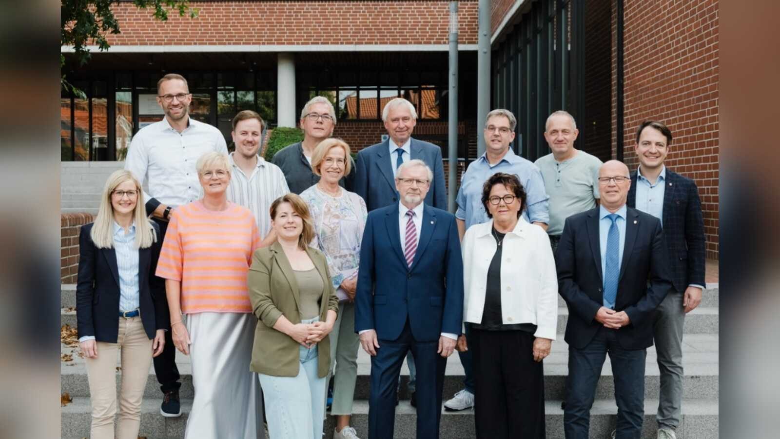Gruppenfoto der ausscheidenden Lohner Ratsmitglieder mit Bürgermeisterin Dr. Henrike Voet und Erstem Stadtrat Gert Kühling auf einer Treppe vor dem Rathaus