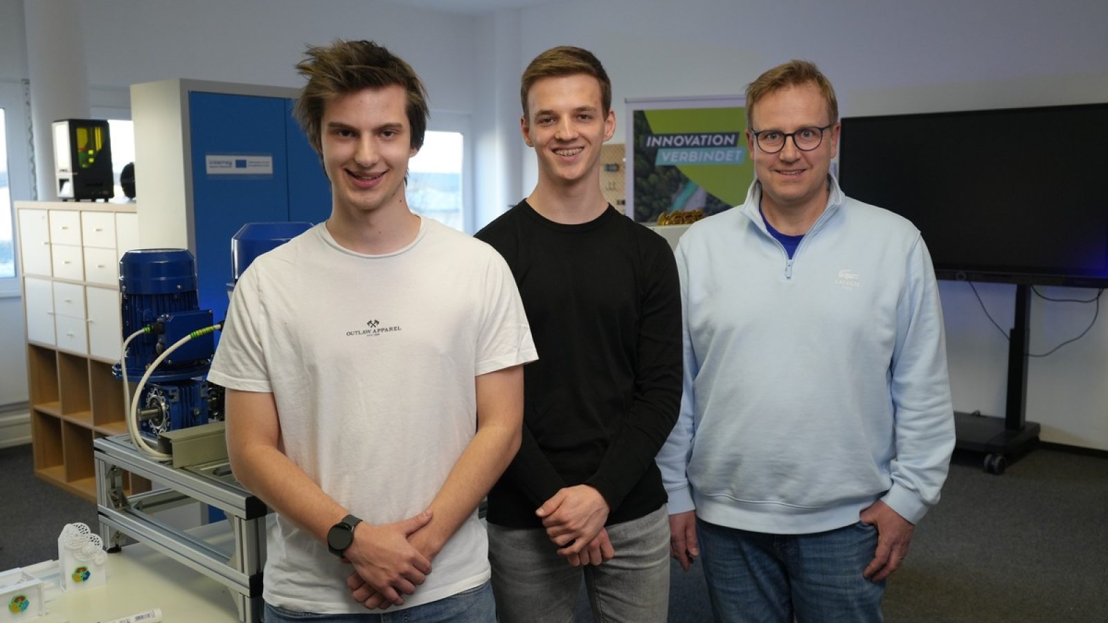 Das EU-geförderte Interreg-Projekt InnRaum³ bietet einen grenzübergreifenden Innovationsraum für Unternehmen, Start-ups und Studierende im Innraum. Im Bild von links nach rechts: Florian Gaisberger (PrintReClaim), Lukas Schopf (PrintReClaim), Christoph Schöndorfer (Techno-Z Ried Technologiezentrum GmbH). / Weiterer Text über ots und www.presseportal.de/nr/181564 / Die Verwendung dieses Bildes für redaktionelle Zwecke ist unter Beachtung aller mitgeteilten Nutzungsbedingungen zulässig und dann auch honorarfrei. Veröffentlichung ausschließlich mit Bildrechte-Hinweis.