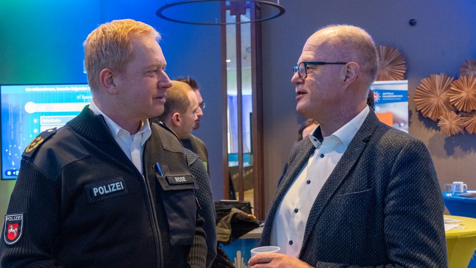 Der Landespolizeidirektor Bernd Gründel im Gespräch mit dem Direktor der Polizeiakademie Niedersachen Carsten Rose