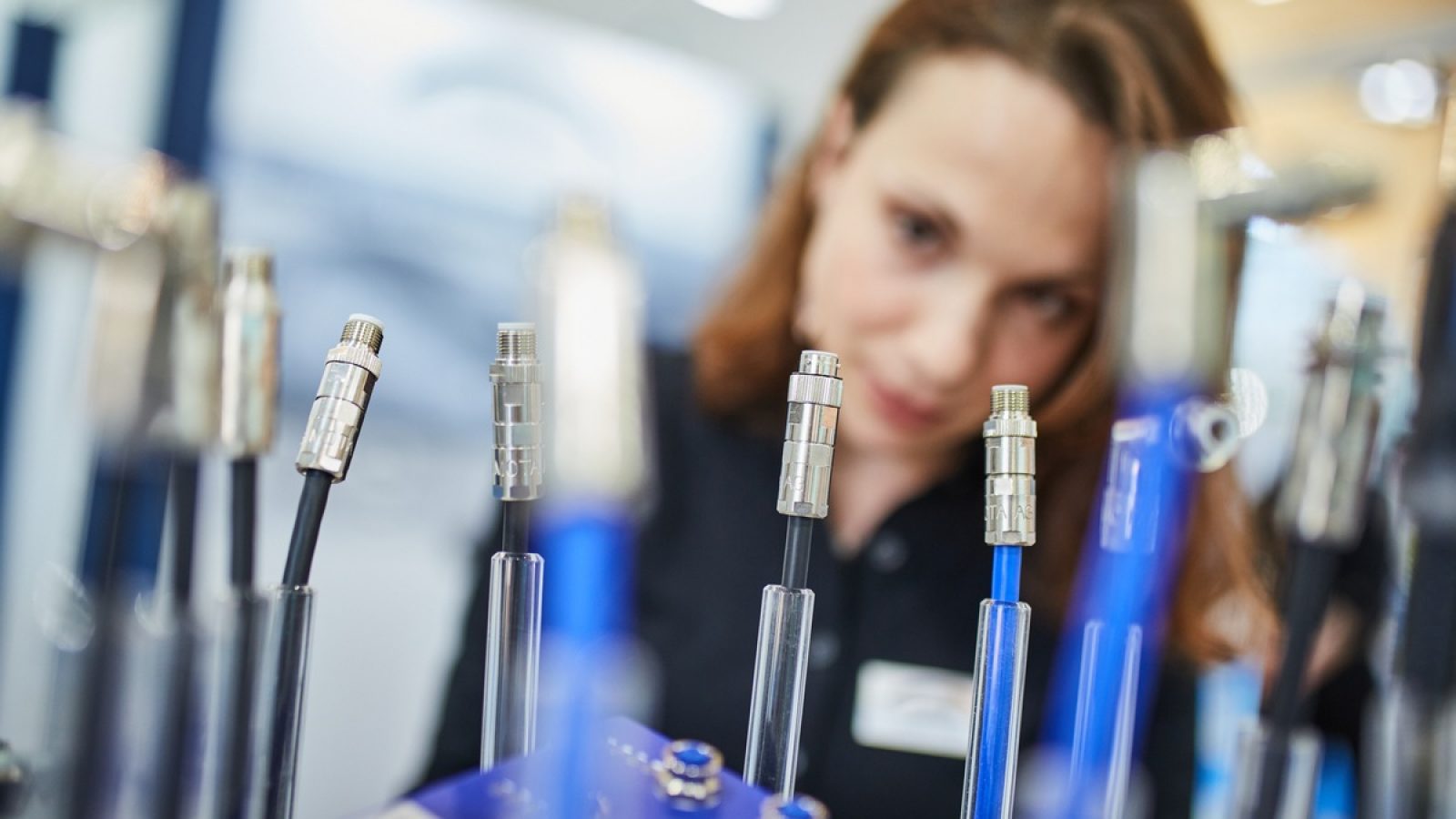 An den Ständen vieler Ausstellenden erwarten die Besucherinnen und Besucher zahlreiche spannende Live-Demos, bei denen die neuesten Lösungen und Produkte direkt erlebbar sind. Damit zeigt die IT-TRANS 2026 schon heute, wie die digitale Zukunft des öffentlichen Verkehrs gestaltet werden kann. / Weiterer Text über ots und www.presseportal.de/nr/62644 / Die Verwendung dieses Bildes für redaktionelle Zwecke ist unter Beachtung aller mitgeteilten Nutzungsbedingungen zulässig und dann auch honorarfrei. Veröffentlichung ausschließlich mit Bildrechte-Hinweis.