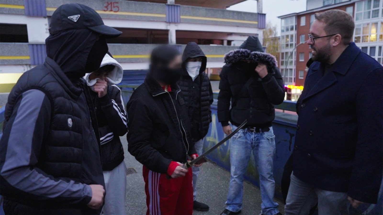 Titel: RONZHEIMER - Wie geht's, Deutschland?;
Staffel: 2;
Person: Paul Ronzheimer;
Copyright: Joyn;
Fotograf: SAT.1;
Bildredakteur: Clarissa Schreiner;
Dateiname: 3359795.jpg;
Rechtehinweis: Dieses Bild darf honorarfrei für redaktionelle Zwecke und nur im Rahmen der Programmankündigung verwendet werden. Andere Veröffentlichungen sind nur nach Rücksprache und ausdrücklicher Genehmigung der Seven.One Entertainment Group GmbH möglich. Nicht für EPG! Verwendung nur mit vollständigem Copyrightvermerk. Das Foto darf nicht verändert, bearbeitet und nur im Ganzen verwendet werden. Es darf nicht archiviert werden. Es darf nicht an Dritte weitergeleitet werden. Aneinanderreihung/Zusammenlegung/Kopplung von Bildern zum Zweck der Erstellung von Slide-Shows o.ä. nicht gestattet; Verbindung/Einfügen/Anfügen von Werbung nicht gestattet. Das Bild kann KI generierte Elemente enthalten.
Bei Fragen: foto@seven.one
Voraussetzung für die Verwendung dieser Programmdaten ist die Zustimmung zu den Allgemeinen Geschäftsbedingungen der Presselounges der Sender der Seven.One Entertainment Group GmbH. / Weiterer Text über ots und www.presseportal.de/nr/6708 / Die Verwendung dieses Bildes für redaktionelle Zwecke ist unter Beachtung aller mitgeteilten Nutzungsbedingungen zulässig und dann auch honorarfrei. Veröffentlichung ausschließlich mit Bildrechte-Hinweis.