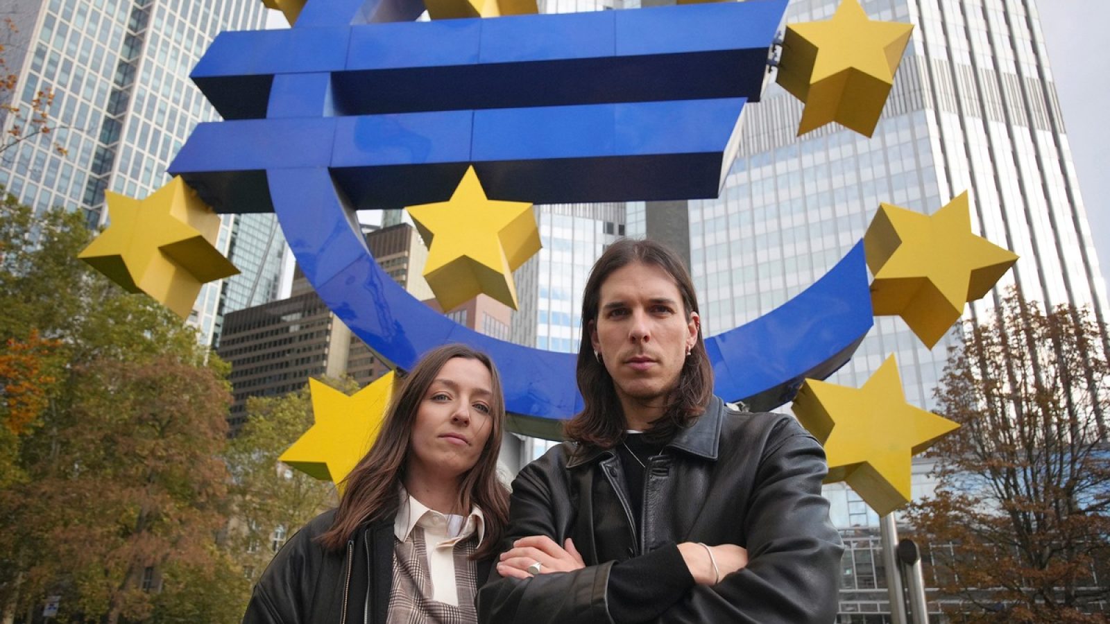 © hr- honorarfrei, Verwendung nur im Zusammenhang mit einem redaktionellen Beitrag über Sendungen oder Aktivitäten des Hessischen Rundfunks, seiner Personen oder seiner Einrichtungen bei Nennung "Bild: hr". Andere Verwendung nur nach Absprache. HR/Pressestelle 069/155 -4954.
Bild: Das Reporter-Duo Madeleine Sabel und Timm Giesbers taucht in die Szene des Finanz-Nachwuchses in Frankfurt am Main ein. / Weiterer Text über ots und www.presseportal.de/nr/177784 / Die Verwendung dieses Bildes für redaktionelle Zwecke ist unter Beachtung aller mitgeteilten Nutzungsbedingungen zulässig und dann auch honorarfrei. Veröffentlichung ausschließlich mit Bildrechte-Hinweis.