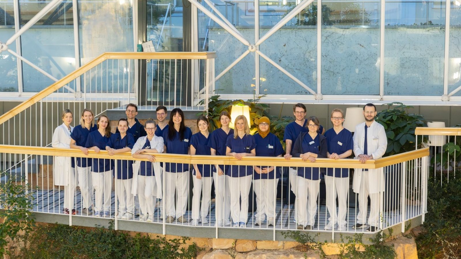 Dr. Claudia Ehrhardt, Dr. Lisa-Marie Jacoby, Clarissa Schmidt-Möpert (Heart Valve Nurse, PA), Dr. Philipp Maier, Dr. Matthias Wild, Anna Louisa Rogge, Dr. Moritz Lindner, Heidemarie Stein, Lena Schnell, Ann Cathrin Gommermann, Sarah Straub (Heart Valve Nurse), Masuda Amani (Medizinstudentin), Franz Slowik (Medizinstudent), Karolin Schlesinger, Dr. Patrick Reichert, Saleh Abboud / Weiterer Text über ots und www.presseportal.de/nr/109212 / Die Verwendung dieses Bildes für redaktionelle Zwecke ist unter Beachtung aller mitgeteilten Nutzungsbedingungen zulässig und dann auch honorarfrei. Veröffentlichung ausschließlich mit Bildrechte-Hinweis.