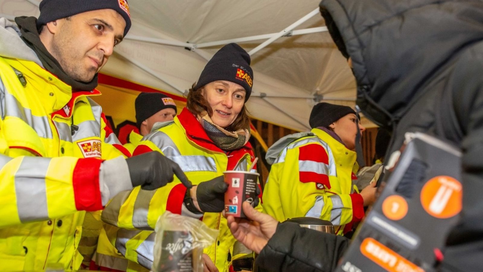 ASB/B.Bechtloff
Der ASB im Einsatz bei der Kölner Kältehilfeaktion. / Weiterer Text über ots und www.presseportal.de/nr/6532 / Die Verwendung dieses Bildes für redaktionelle Zwecke ist unter Beachtung aller mitgeteilten Nutzungsbedingungen zulässig und dann auch honorarfrei. Veröffentlichung ausschließlich mit Bildrechte-Hinweis.