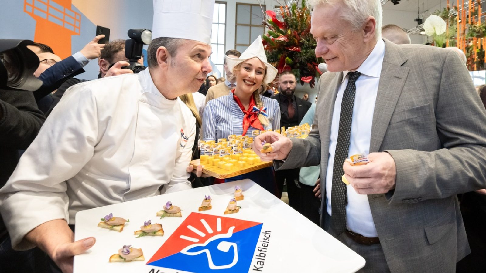 V.l.n.r.: Edgar Buhrs, Chefkoch VanDrie Group; Alois Rainer, deutscher Bundesminister für Landwirtschaft, Ernährung und Heimat. / Weiterer Text über ots und www.presseportal.de/nr/161913 / Die Verwendung dieses Bildes für redaktionelle Zwecke ist unter Beachtung aller mitgeteilten Nutzungsbedingungen zulässig und dann auch honorarfrei. Veröffentlichung ausschließlich mit Bildrechte-Hinweis.