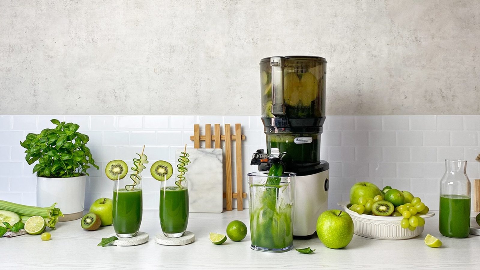 Kaltgepresster grüner Saft im Alltag: Der automatische Kaltpressen Entsafter AUTO10S von Kuvings bei der täglichen Saftzubereitung. / Weiterer Text über ots und www.presseportal.de/nr/181375 / Die Verwendung dieses Bildes für redaktionelle Zwecke ist unter Beachtung aller mitgeteilten Nutzungsbedingungen zulässig und dann auch honorarfrei. Veröffentlichung ausschließlich mit Bildrechte-Hinweis.