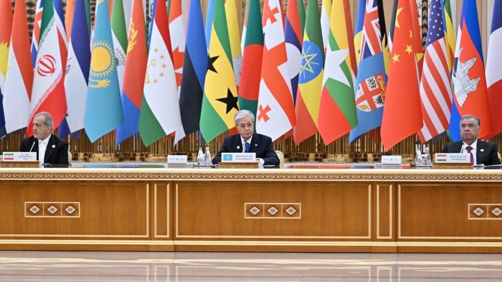 Die Präsidenten Kasachstans und Turkmenistans bekräftigten in Aschgabat ihre Absicht, den bilateralen Handel auszuweiten, die wirtschaftliche Zusammenarbeit zu stärken und gemeinsame Vorhaben insbesondere in den Bereichen Energie, Logistik und Landwirtschaft voranzubringen. / Weiterer Text über ots und www.presseportal.de/nr/139401 / Die Verwendung dieses Bildes für redaktionelle Zwecke ist unter Beachtung aller mitgeteilten Nutzungsbedingungen zulässig und dann auch honorarfrei. Veröffentlichung ausschließlich mit Bildrechte-Hinweis.