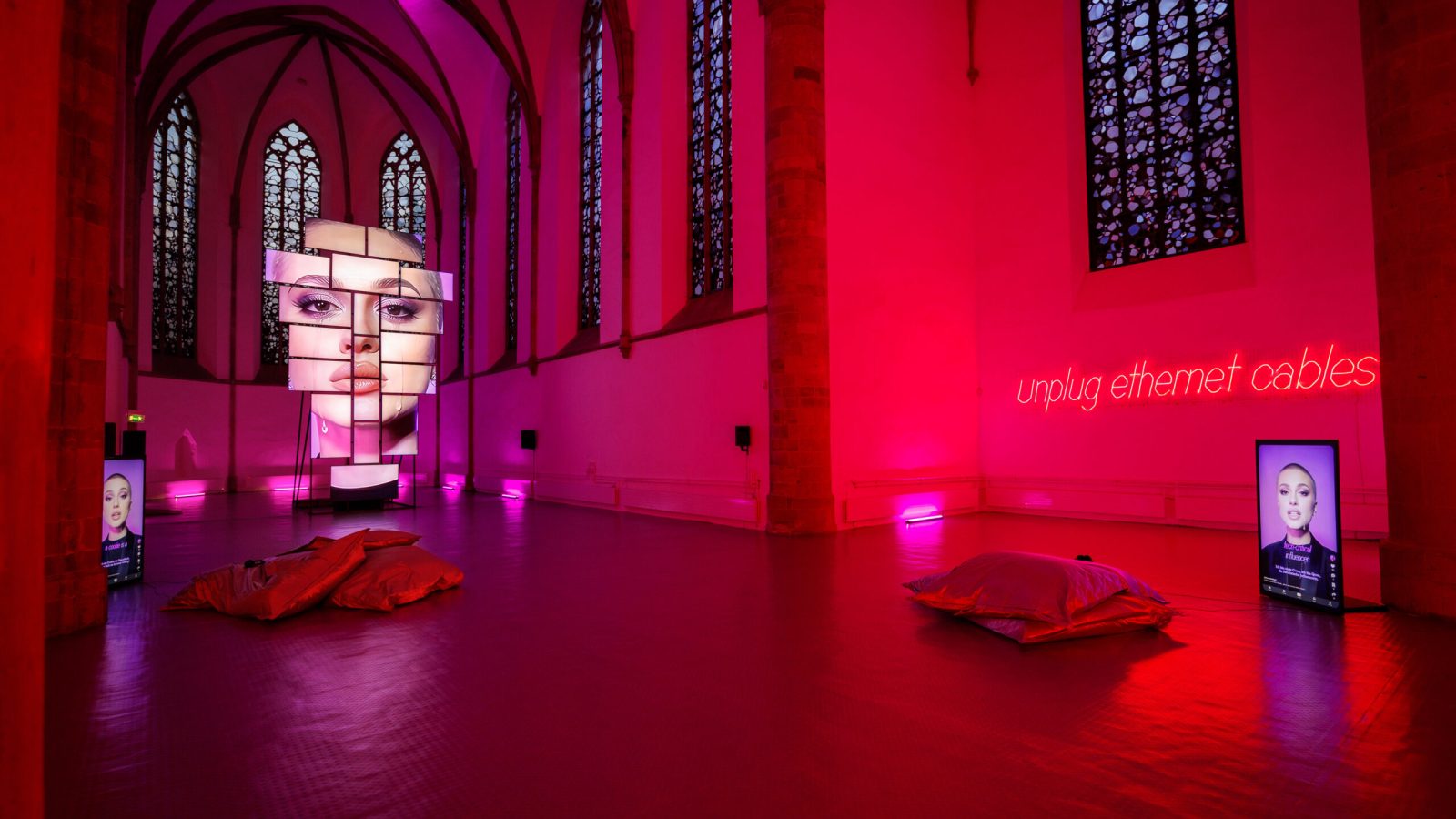 Eine Installation aus der Reihe „Geister“ ist am Mittwoch (26.11.2025) in der Kunsthalle in Osnabrück (Niedersachsen) zu sehen. Foto: Friso Gentsch