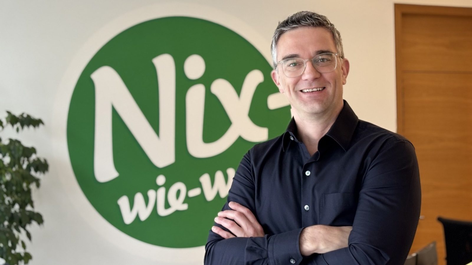 Nicolas Götz, Geschäftsführer von Nix-wie-weg, zum Start des neuen KI-Beratungschats für die Frühbucher-Saison. / Weiterer Text über ots und www.presseportal.de/nr/13129 / Die Verwendung dieses Bildes für redaktionelle Zwecke ist unter Beachtung aller mitgeteilten Nutzungsbedingungen zulässig und dann auch honorarfrei. Veröffentlichung ausschließlich mit Bildrechte-Hinweis.