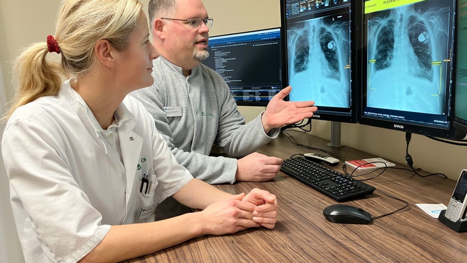 Einsatz von Künstlicher Intelligenz in der Radiologie in der Asklepios Nordseeklinik: Dr. Claudia Kagel-Hübner, Leitende Ärztin der ZNA, und Alexander Steinmetz, Chefarzt der Radiologie, nutzen die KI-Plattform von Aidoc. (Foto: Asklepios) / Weiterer Text über ots und www.presseportal.de/nr/65048 / Die Verwendung dieses Bildes für redaktionelle Zwecke ist unter Beachtung aller mitgeteilten Nutzungsbedingungen zulässig und dann auch honorarfrei. Veröffentlichung ausschließlich mit Bildrechte-Hinweis.