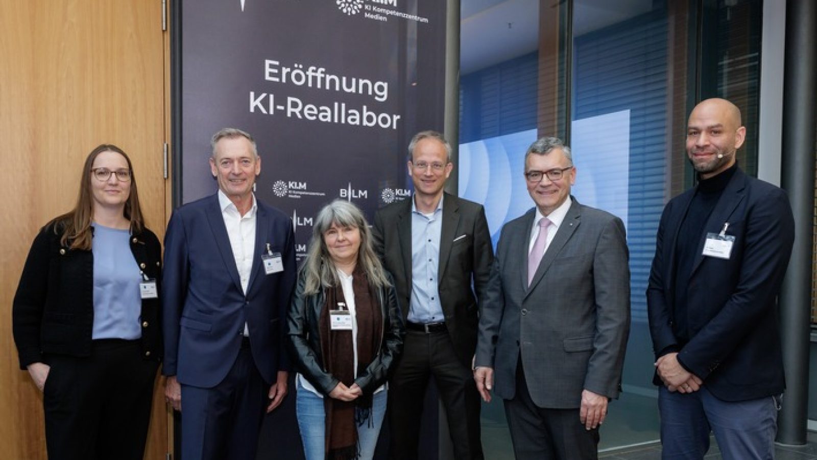 v.li. Dr. Carolin Gierth (KI.M), Stefan Sutor (Medien.Bayern), Prof. Dr. Sylvia Rothe (HFF München), Dr. Thorsten Schmiege (BLM), Medienminister Dr. Florian Herrmann (Bayerische Staatskanzlei), Jim Sengl (KI.M) / Weiterer Text über ots und www.presseportal.de/nr/62483 / Die Verwendung dieses Bildes für redaktionelle Zwecke ist unter Beachtung aller mitgeteilten Nutzungsbedingungen zulässig und dann auch honorarfrei. Veröffentlichung ausschließlich mit Bildrechte-Hinweis.