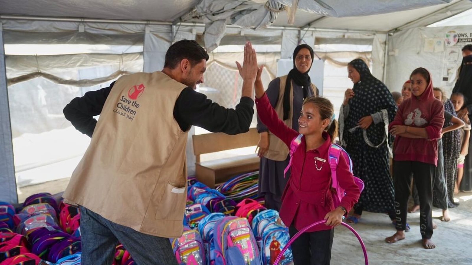 Mit einer Spende von 300.000,00 Euro unterstützt die Stiftung Kinderförderung von Playmobil die Arbeit von Save the Children Deutschland e.V. in den Palästinensischen Gebieten Gaza und Westjordanland. Ziel der Förderung ist es, Kinder und Familien zu unterstützen, die infolge der anhaltenden Gewalt und humanitären Notlage dringend auf Hilfe angewiesen sind. / Weiterer Text über ots und www.presseportal.de/nr/128992 / Die Verwendung dieses Bildes für redaktionelle Zwecke ist unter Beachtung aller mitgeteilten Nutzungsbedingungen zulässig und dann auch honorarfrei. Veröffentlichung ausschließlich mit Bildrechte-Hinweis.