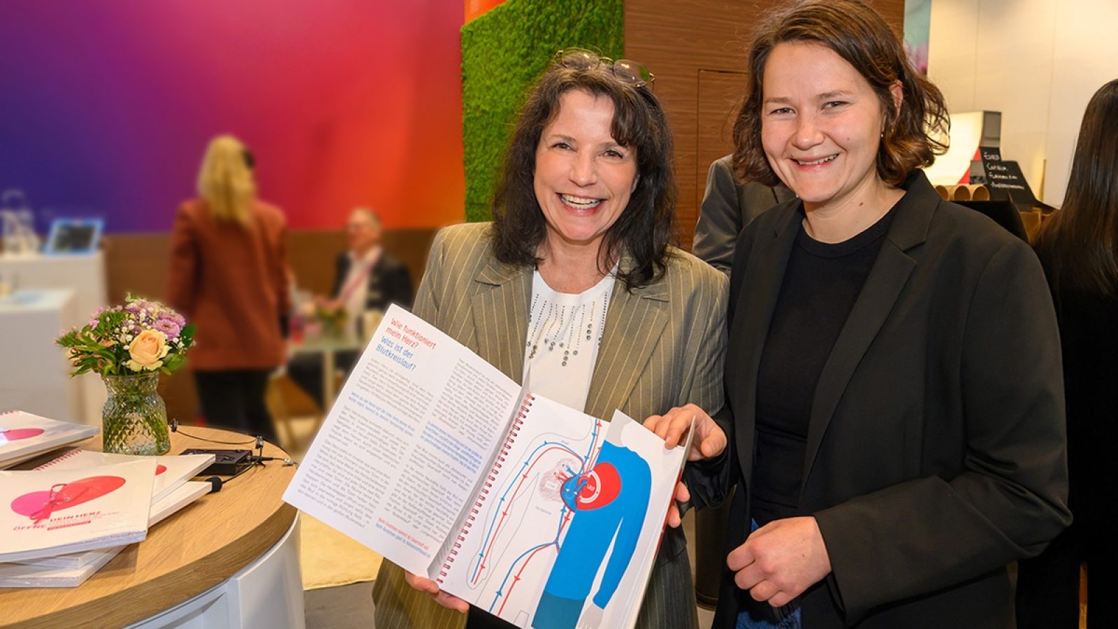 Bücher, die Kinder stark machen: Präsentation des neuen Kinderherzbuch Verlags mit Autorin und Verlagsinhaberin Regina Iglauer-Sander (links) und Grafikerin/Illustratorin der Buchreihen, Frauke Hollmann. / Weiterer Text über ots und www.presseportal.de/nr/181944 / Die Verwendung dieses Bildes für redaktionelle Zwecke ist unter Beachtung aller mitgeteilten Nutzungsbedingungen zulässig und dann auch honorarfrei. Veröffentlichung ausschließlich mit Bildrechte-Hinweis.