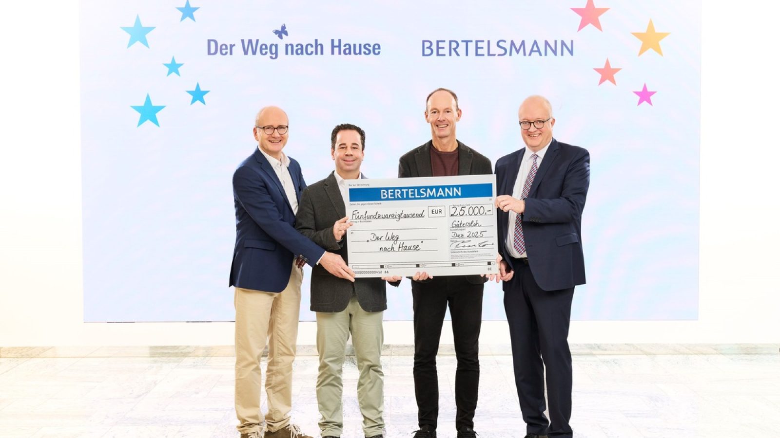 v.l.: Univ.-Prof. Dr. Eckard Hamelmann, Direktor der Universitätsklinik für Kinder- und Jugendmedizin am Kinderzentrum Bethel, Stefan Schwalfenberg, leitender Arzt des ambulanten Palliativteams "Der Weg nach Hause", Thomas Rabe, Vorstandsvorsitzender von Bertelsmann und Christoph Nolting, Finanzvorstand der v. Bodelschwinghschen Stiftungen Bethel. / Weiterer Text über ots und www.presseportal.de/nr/7842 / Die Verwendung dieses Bildes für redaktionelle Zwecke ist unter Beachtung aller mitgeteilten Nutzungsbedingungen zulässig und dann auch honorarfrei. Veröffentlichung ausschließlich mit Bildrechte-Hinweis.