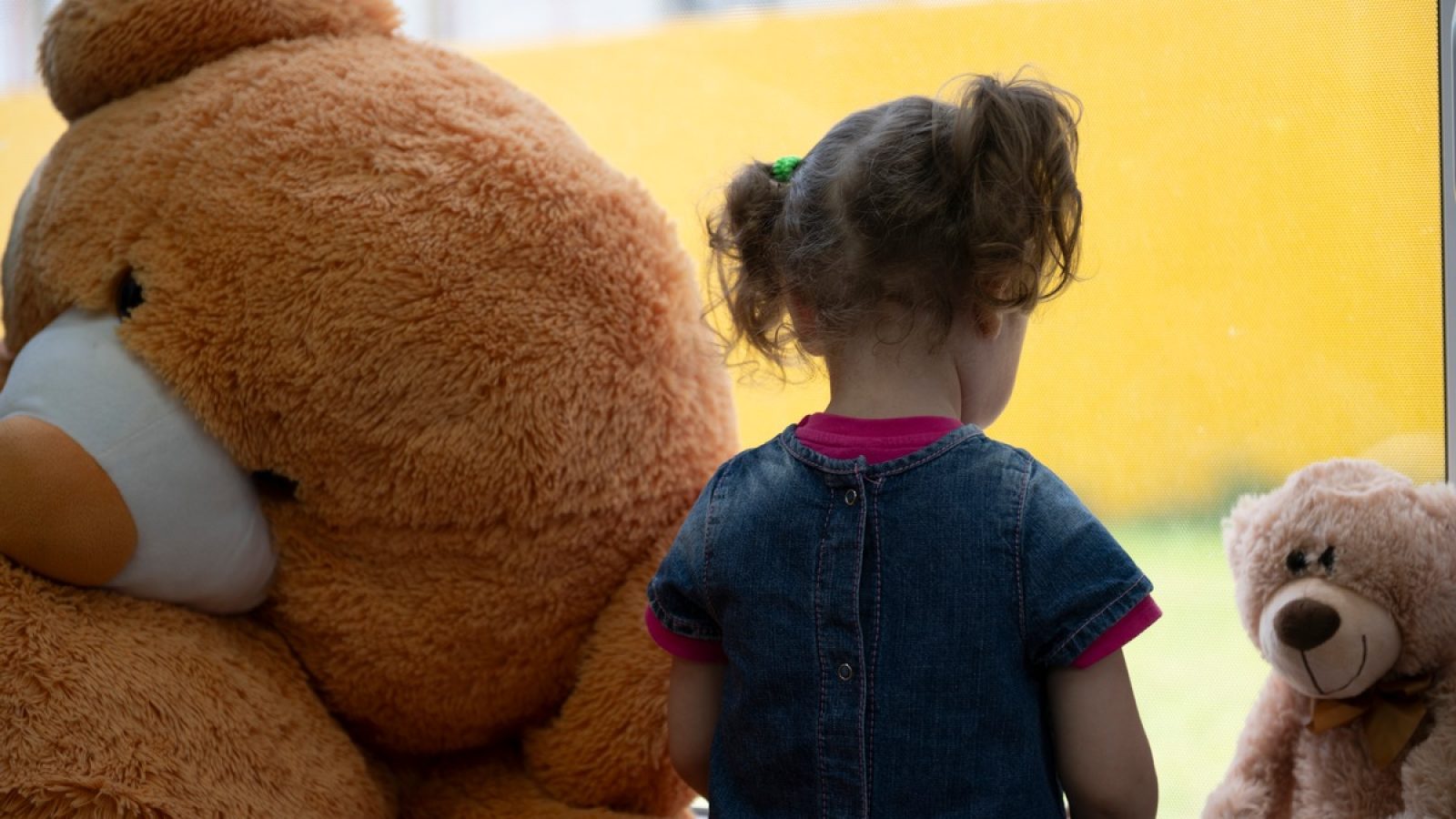 Die ukrainische Bevölkerung erlebt den fünften Kriegswinter. Kinder und ihre Familien sind extremen Belastungen ausgesetzt: Raketen- und Drohnenangriffe zerstören Wohnhäuser, Schulen und Krankenhäuser. Strom, Licht und Wärme fehlen. In Teilen des Landes ist die Energieversorgungslage katastrophal, auch wegen ausbleibender US-Entwicklungsgelder. Humanitäre Hilfe ist vielerorts dringend nötig, doch auch die wird von den Streichungen beeinträchtigt. Serhii Lukashov, nationaler Leiter der SOS-Kinderdörfer Ukraine, sagt: "Die Finanzierungsstopps haben nationale Hilfsorganisationen schwer getroffen. Darunter leiden vor allem die Kinder - angesichts einer ganzen Generation kriegstraumatisierter, vertriebener und verschleppter Kinder muss ihr Schutz Vorrang haben." (Foto nur zur Verwendung im Kontext der SOS-Kinderdörfer weltweit) / Weiterer Text über ots und www.presseportal.de/nr/1658 / Die Verwendung dieses Bildes für redaktionelle Zwecke ist unter Beachtung aller mitgeteilten Nutzungsbedingungen zulässig und dann auch honorarfrei. Veröffentlichung ausschließlich mit Bildrechte-Hinweis.