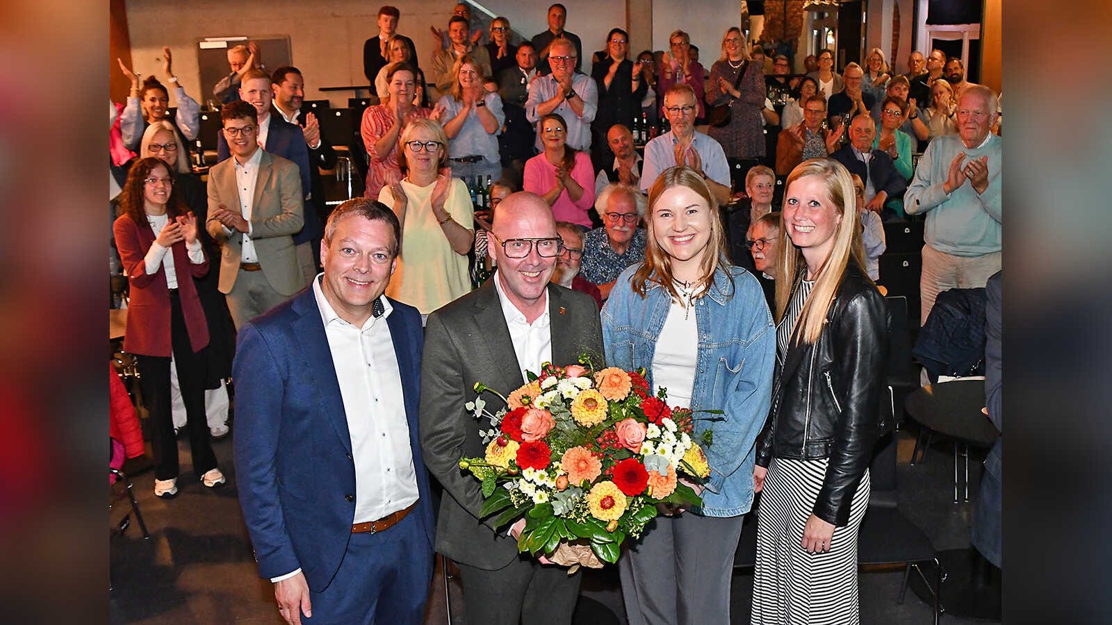 Annette Thomas und Katharina Emke gratulieren Bürgermeister Neidhard Varnhorn im Namen der CDU zur Wiederwahl