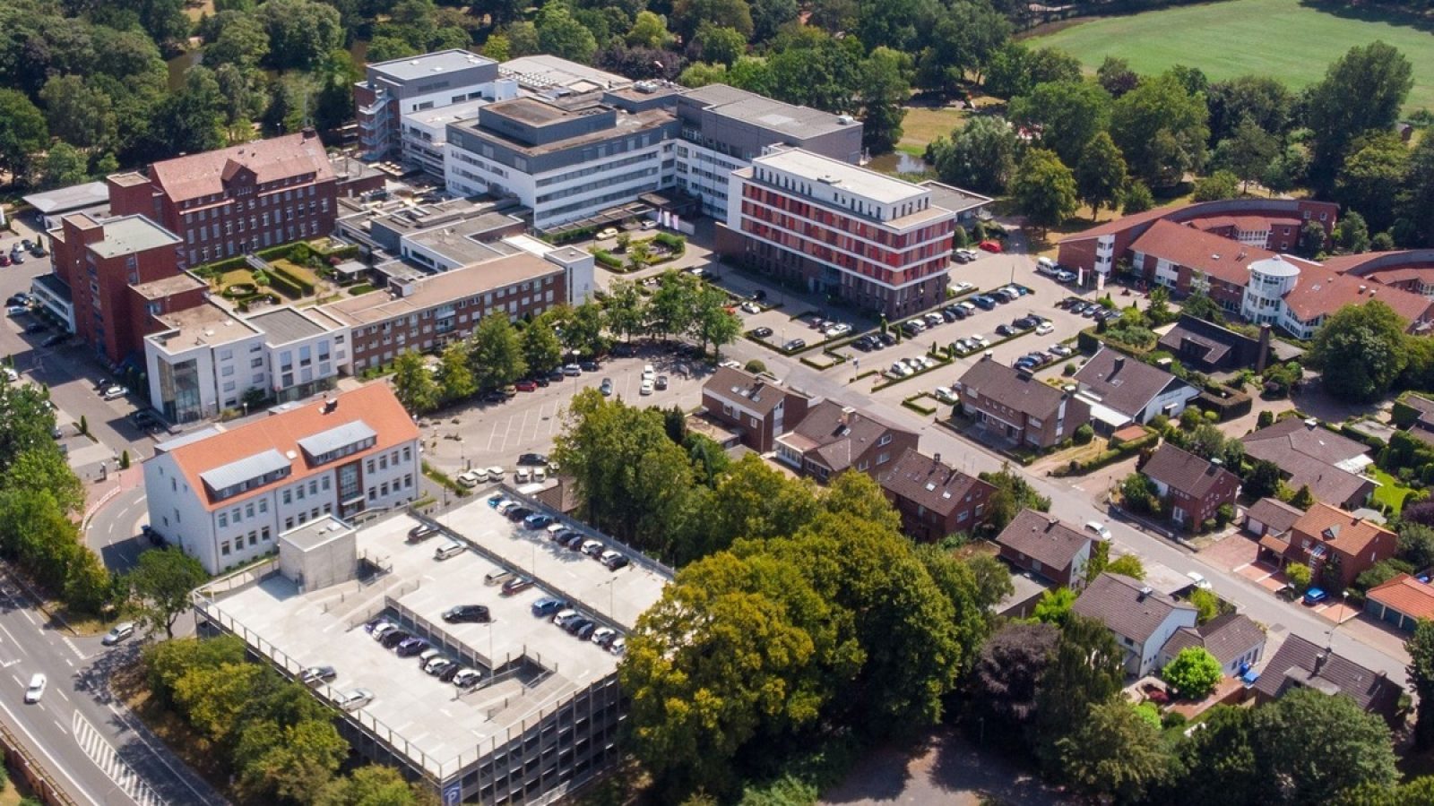 So präsentiert sich der Krankenhaus-Campus mit Gesundheitszentrum, Pflegeschule, Parkhaus und Seniorenheim heute. / Weiterer Text über ots und www.presseportal.de/nr/181094 / Die Verwendung dieses Bildes für redaktionelle Zwecke ist unter Beachtung aller mitgeteilten Nutzungsbedingungen zulässig und dann auch honorarfrei. Veröffentlichung ausschließlich mit Bildrechte-Hinweis.