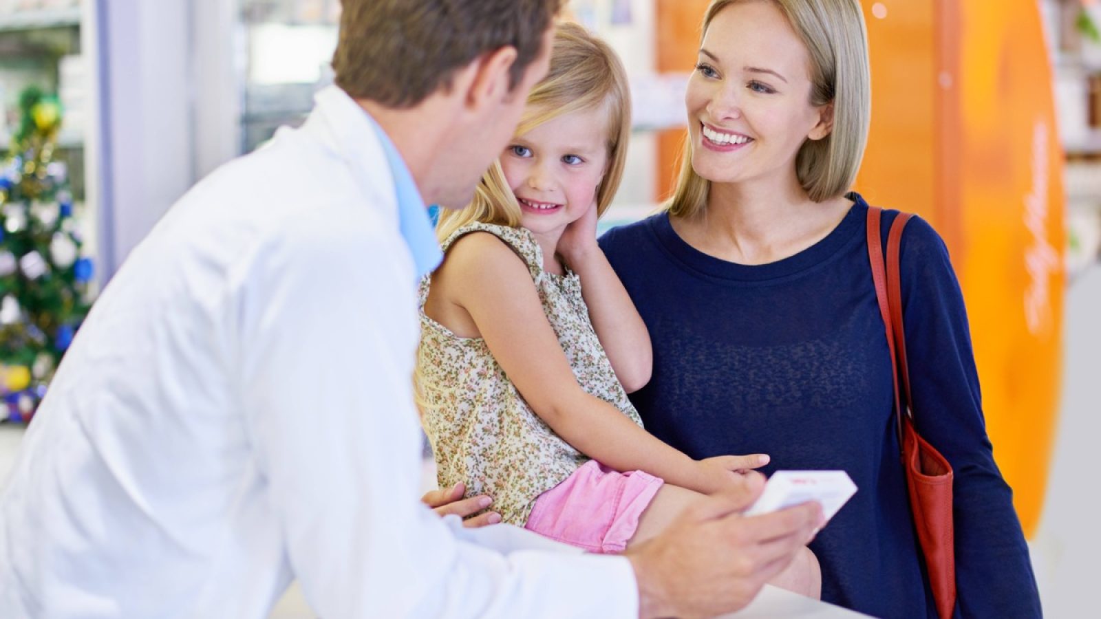 Apothekerinnen und Apotheker können bei vielen Kinderkrankheiten mit rezeptfreien Arzneimitteln weiterhelfen und wissen genau, wann Kinder lieber zum Kinderarzt sollten. / Weiterer Text über ots und www.presseportal.de/nr/15266 / Die Verwendung dieses Bildes für redaktionelle Zwecke ist unter Beachtung aller mitgeteilten Nutzungsbedingungen zulässig und dann auch honorarfrei. Veröffentlichung ausschließlich mit Bildrechte-Hinweis.