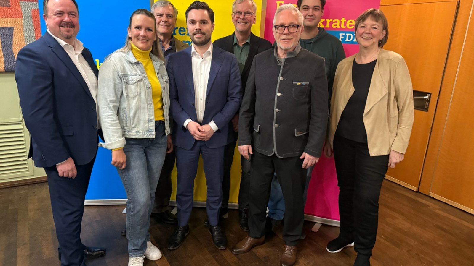 Der neu gewählte Vorstand des FDP-Kreisverbands Viersen (v.l.n.r.): Sprecher Ugur Erol, Stephanie Jahrke, Dieter Lehmann, Felix Grams, Frank a Campo, Erwin Walter, Christian Koch und Birgit Jahrke. / Weiterer Text über ots und www.presseportal.de/nr/182203 / Die Verwendung dieses Bildes für redaktionelle Zwecke ist unter Beachtung aller mitgeteilten Nutzungsbedingungen zulässig und dann auch honorarfrei. Veröffentlichung ausschließlich mit Bildrechte-Hinweis.