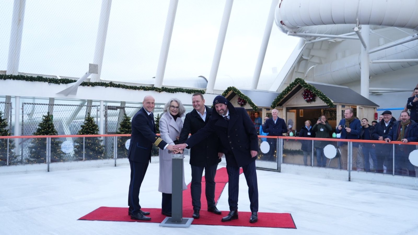 Mit dem Start der ersten Adventsreise von AIDAprima zu den schönsten Weihnachtsmärkten in Nordeuropa beginnt für AIDA Cruises die erste Wintersaison ab Kiel. Vlnr: Kapitän David Rienecker, Susanne Henckel, Staatssekretärin für Verkehr und Arbeit des Landes Schleswig-Holstein, AIDA Präsident Felix Eichhorn und Dr. Dirk Claus, Geschäftsführer des Port of Kiel, starteten symbolisch die Weihnachtsbaumbeleuchtung. / Weiterer Text über ots und www.presseportal.de/nr/55827 / Die Verwendung dieses Bildes für redaktionelle Zwecke ist unter Beachtung aller mitgeteilten Nutzungsbedingungen zulässig und dann auch honorarfrei. Veröffentlichung ausschließlich mit Bildrechte-Hinweis.