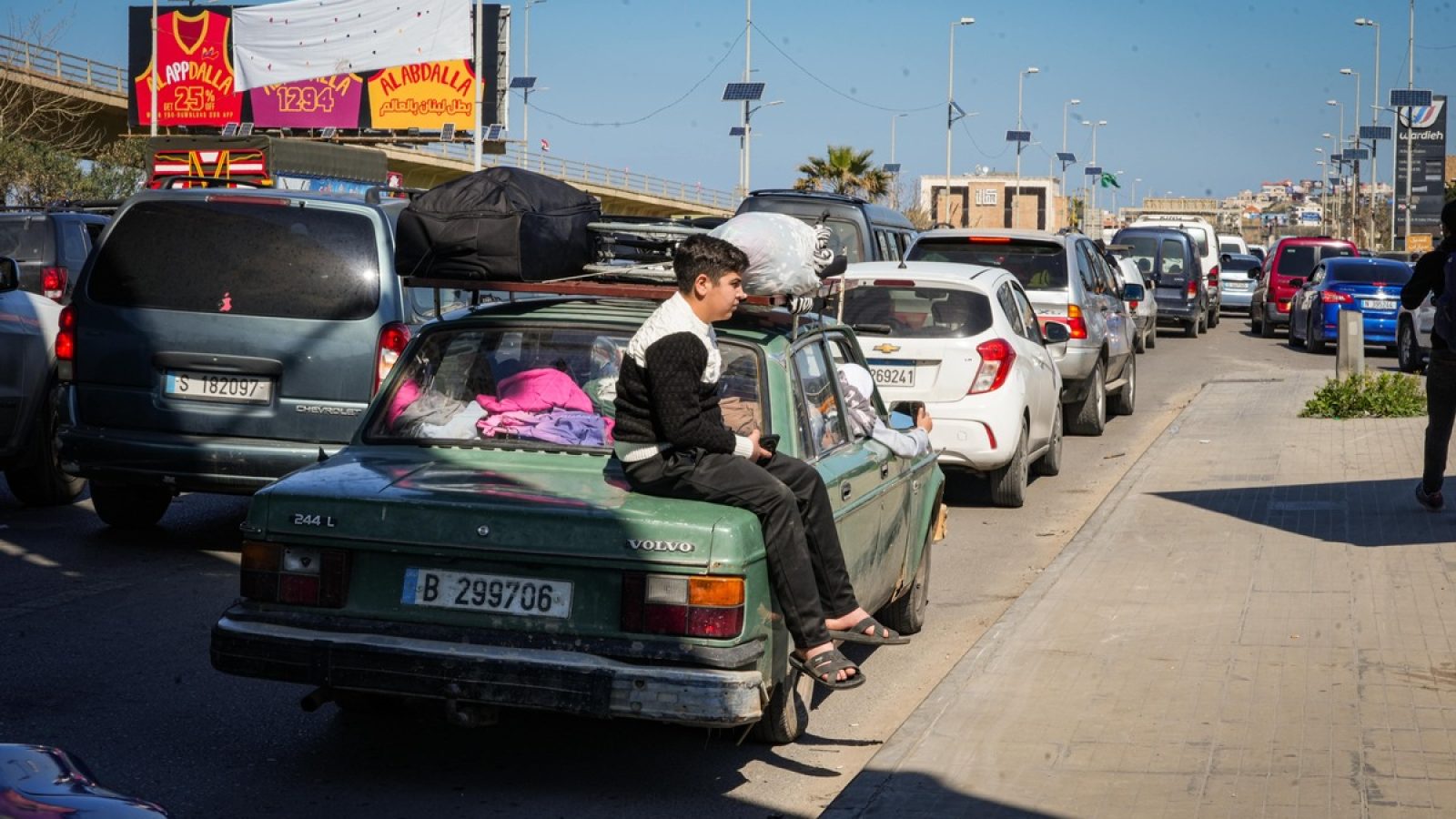 Innerhalb des Libanon flüchten die Menschen in Massen: Ein Junge sitzt auf dem überfüllten Familienwagen. / Weiterer Text über ots und www.presseportal.de/nr/50131 / Die Verwendung dieses Bildes für redaktionelle Zwecke ist unter Beachtung aller mitgeteilten Nutzungsbedingungen zulässig und dann auch honorarfrei. Veröffentlichung ausschließlich mit Bildrechte-Hinweis.