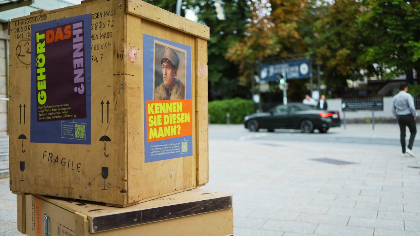 Offenes Forum für Geschichtsforschung am Passau Ludwigsplatz: Kunstkistenstapel zur Aktion "Gehört das Ihnen?" / Weiterer Text über ots und www.presseportal.de/nr/127437 / Die Verwendung dieses Bildes für redaktionelle Zwecke ist unter Beachtung aller mitgeteilten Nutzungsbedingungen zulässig und dann auch honorarfrei. Veröffentlichung ausschließlich mit Bildrechte-Hinweis.