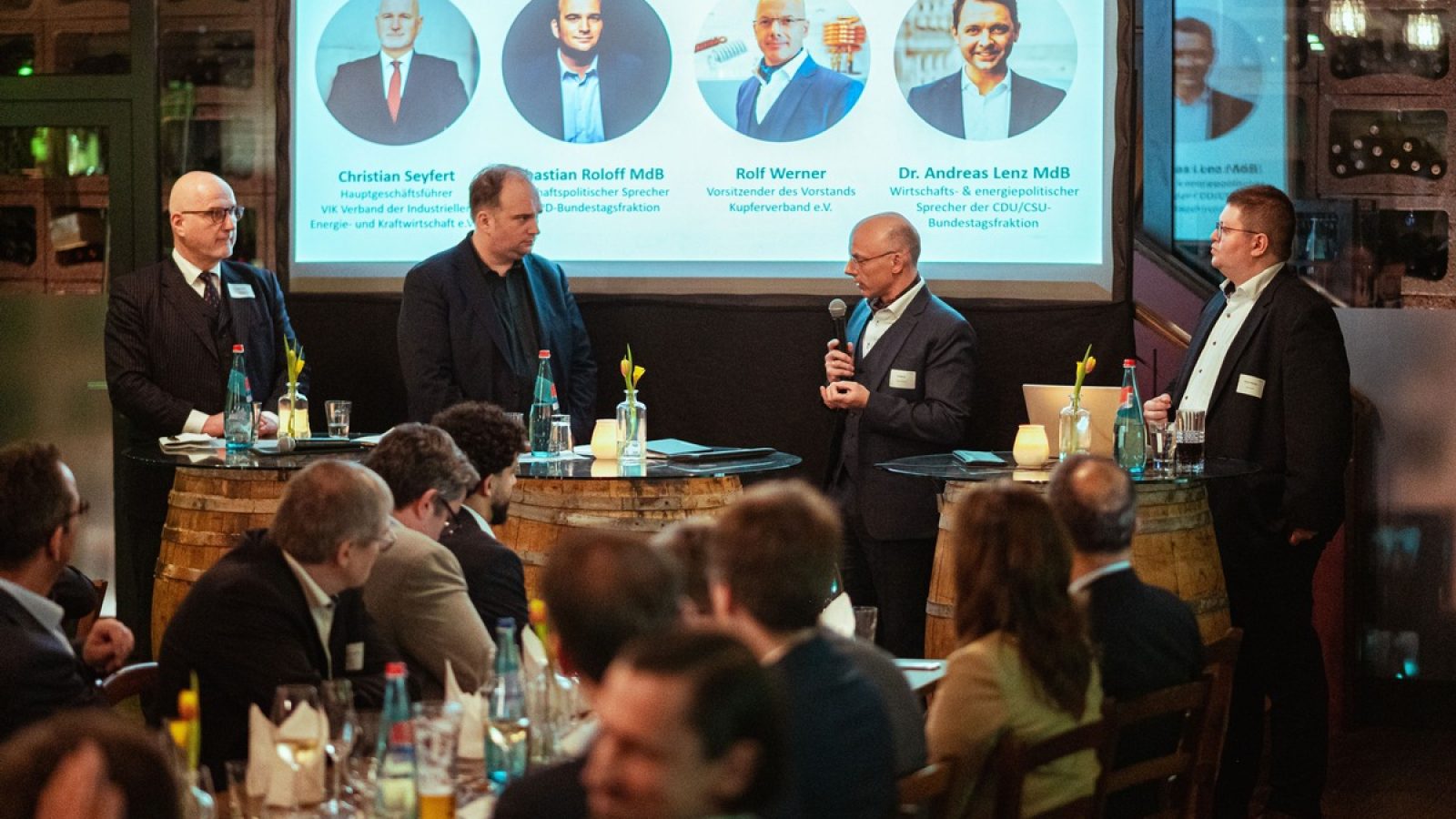 Christian Seyfert, Sebastian Roloff, Rolf Werner und Kamran Rostam im Diskussionspanel (v.l.) / Weiterer Text über ots und www.presseportal.de/nr/36487 / Die Verwendung dieses Bildes für redaktionelle Zwecke ist unter Beachtung aller mitgeteilten Nutzungsbedingungen zulässig und dann auch honorarfrei. Veröffentlichung ausschließlich mit Bildrechte-Hinweis.