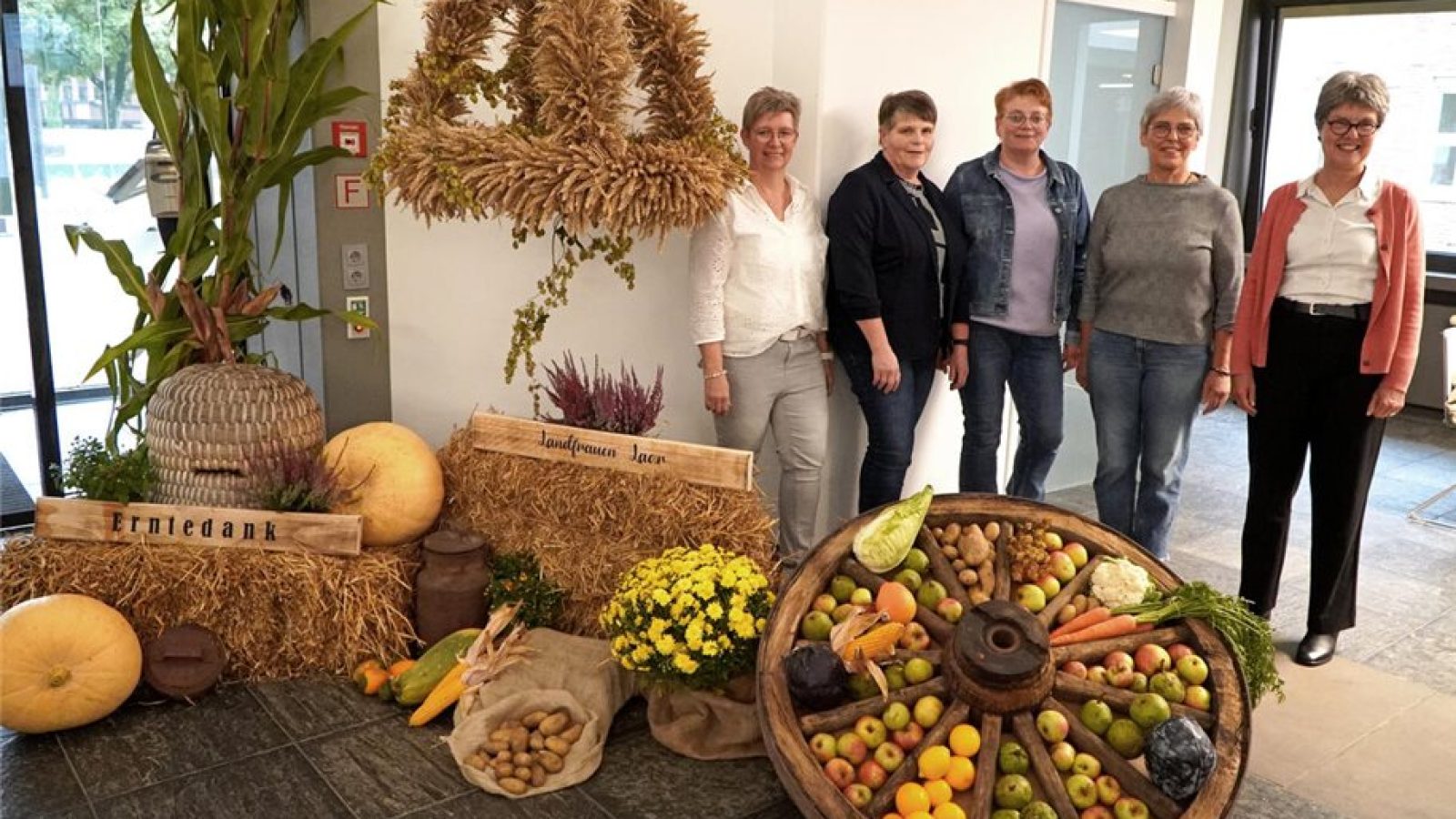 Landfrauen des Ortsvereins Laar übergaben verschiedene Erntegaben an Kreisrätin Gunda Gülker-Alsmeier (rechts). Foto: Landkreis Grafschaft Bentheim.