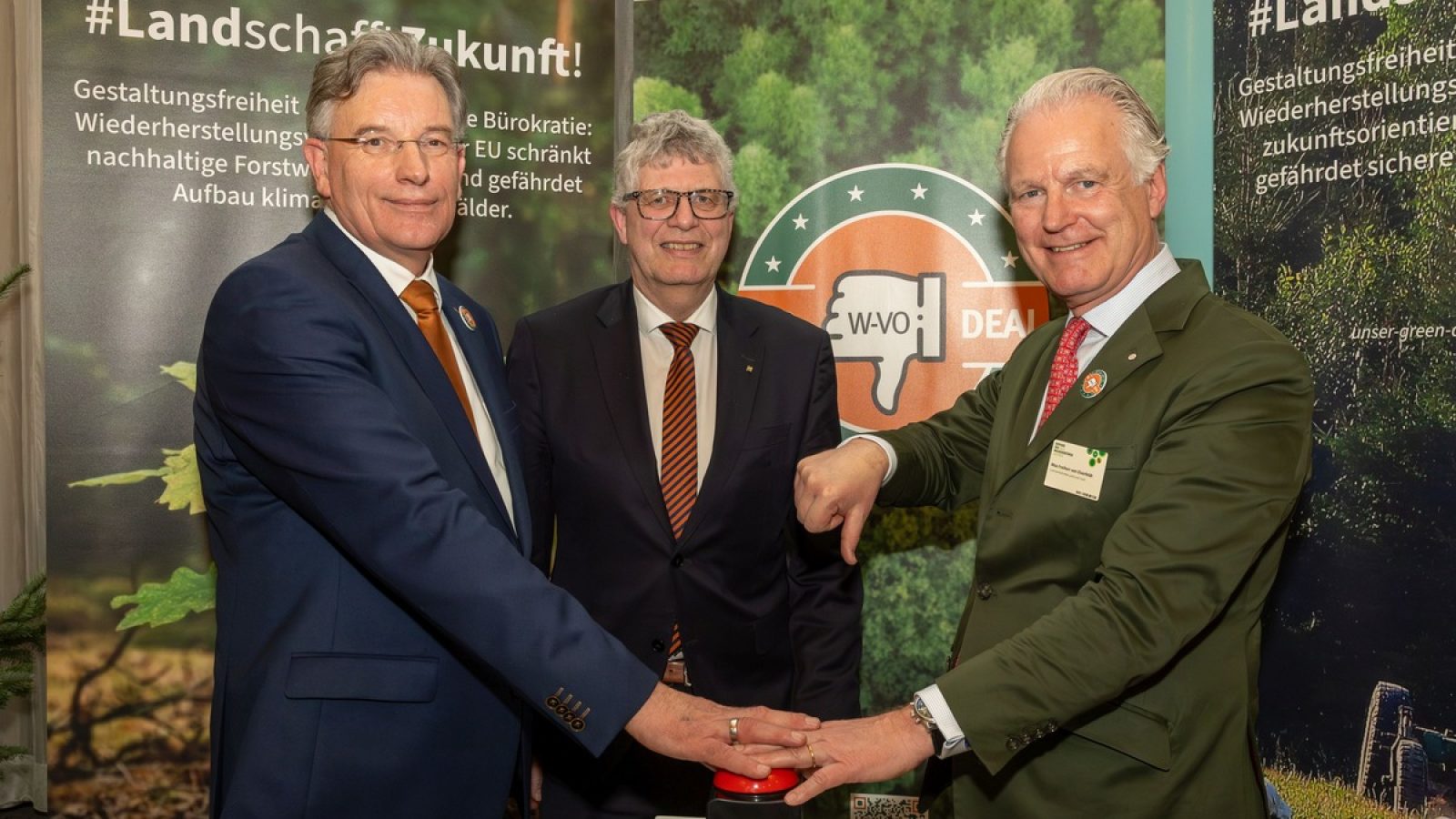 AGDW-Präsident Prof. Andreas Bitter, DFWR-Präsident Christian Haase, Vorsitzender Familienbetriebe Land und Forst Max von Elverfeldt (v.l.n.r.) beim Kampagnenstart auf dem Waldeigentümerempfang in Berlin. / Weiterer Text über ots und www.presseportal.de/nr/174448 / Die Verwendung dieses Bildes für redaktionelle Zwecke ist unter Beachtung aller mitgeteilten Nutzungsbedingungen zulässig und dann auch honorarfrei. Veröffentlichung ausschließlich mit Bildrechte-Hinweis.