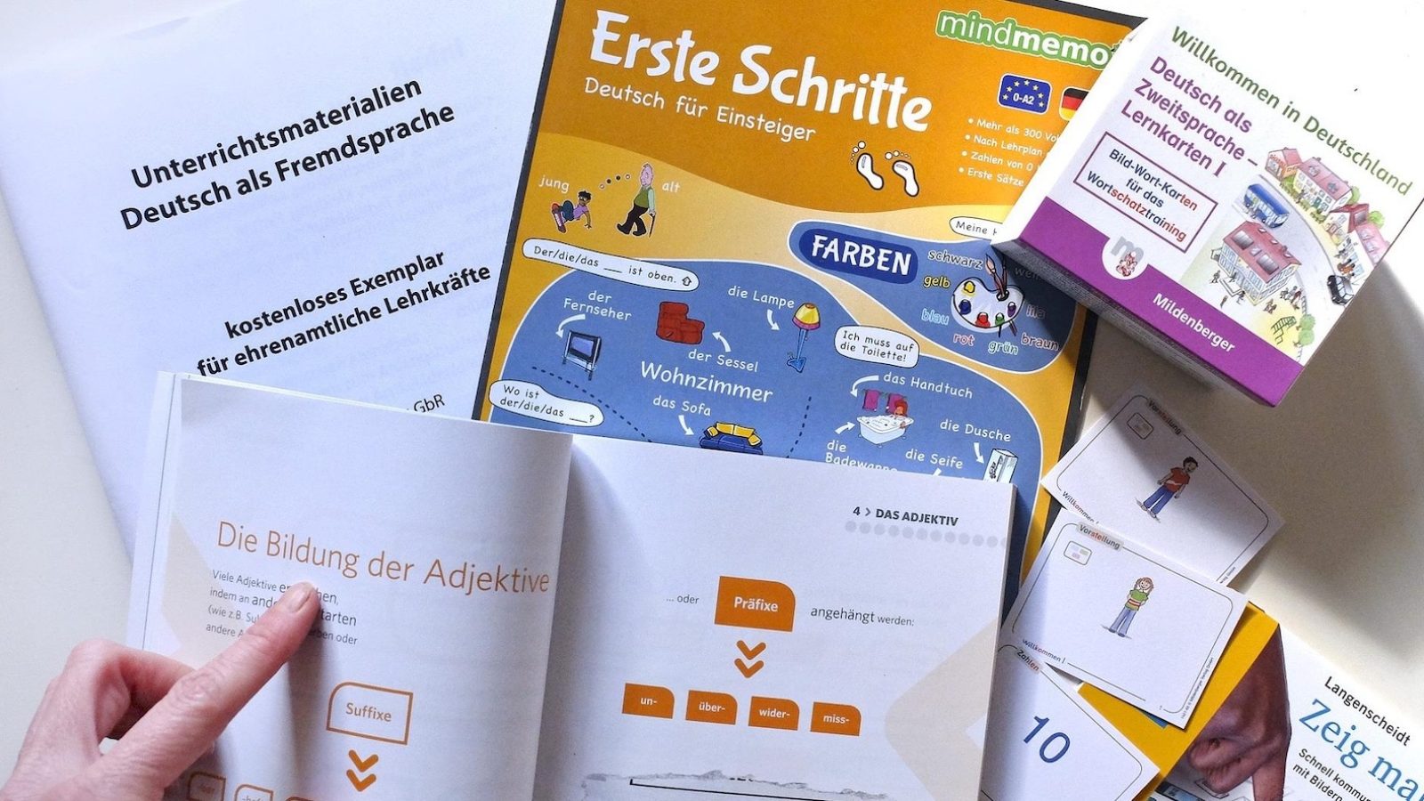 Lehrbücher, Lernposter und Bildkarten für Deutsch als Fremdsprache auf einem Tisch