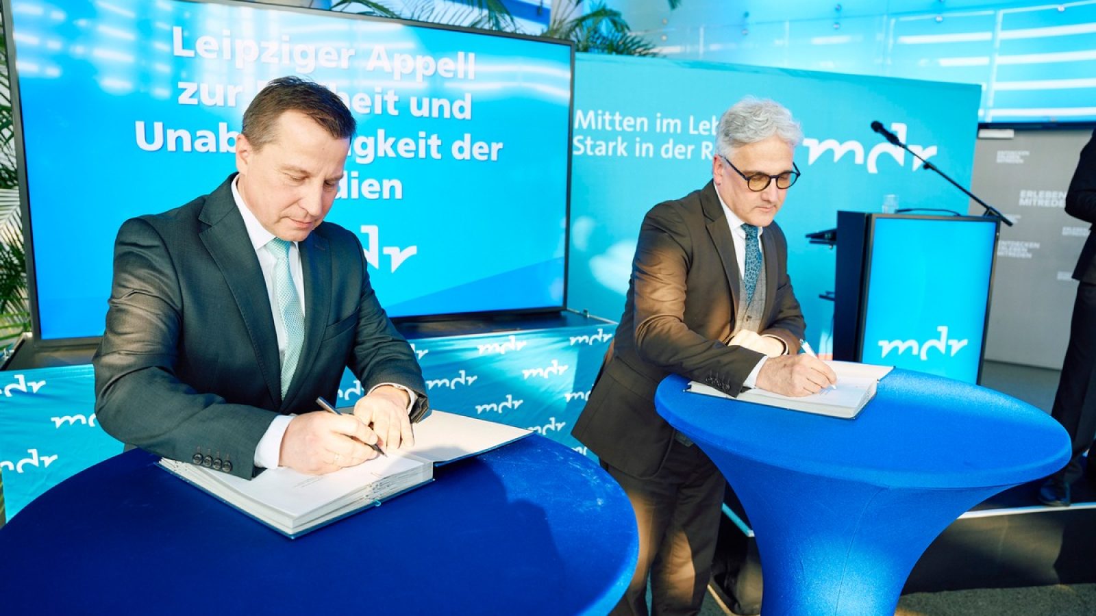 Im Bild: Ralf Ludwig und Dr. Kai-Michael Sprenger bei der Unterzeichnung des "Leipziger Appell zur Freiheit und Unabhängigkeit der Medien" / Weiterer Text über ots und www.presseportal.de/nr/7880 / Die Verwendung dieses Bildes für redaktionelle Zwecke ist unter Beachtung aller mitgeteilten Nutzungsbedingungen zulässig und dann auch honorarfrei. Veröffentlichung ausschließlich mit Bildrechte-Hinweis.