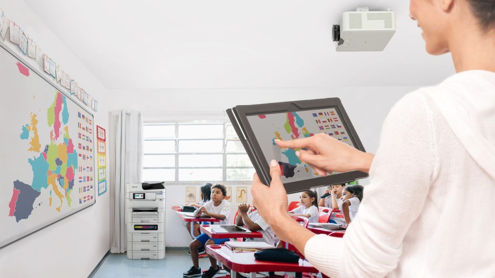 Epson Studie: Statt Frontalunterricht - Lehrkräfte für mehr Lernbegleitung im Klassenzimmer / Weiterer Text über ots und www.presseportal.de/nr/18832 / Die Verwendung dieses Bildes für redaktionelle Zwecke ist unter Beachtung aller mitgeteilten Nutzungsbedingungen zulässig und dann auch honorarfrei. Veröffentlichung ausschließlich mit Bildrechte-Hinweis.