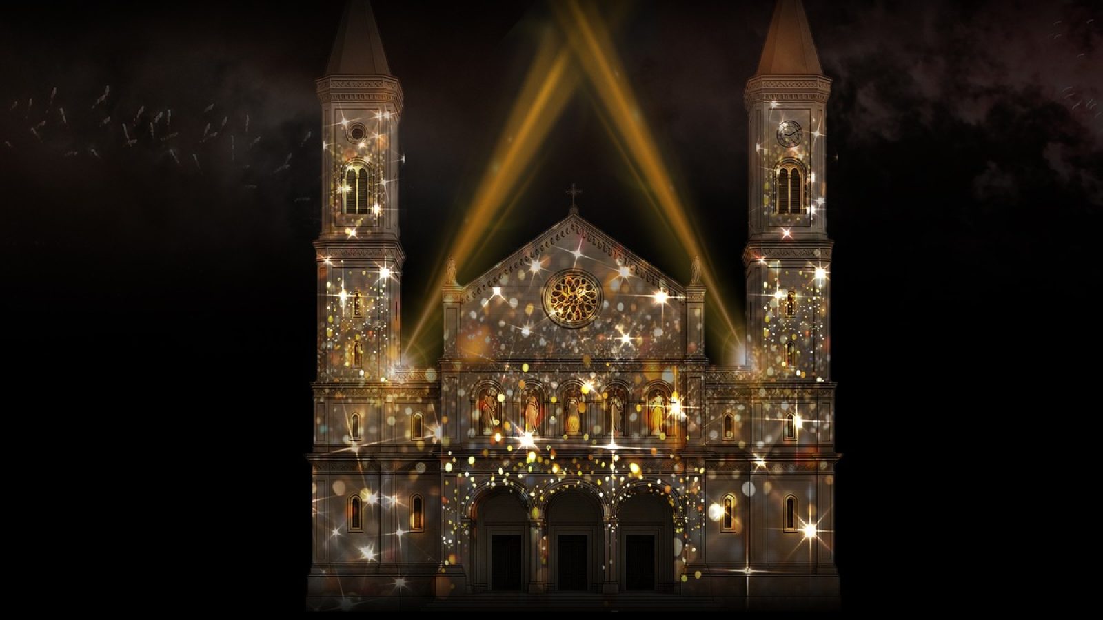 Illuminierte Kirche mit Lichtern und Scheinwerfern, die eine festliche Atmosphäre erzeugen.