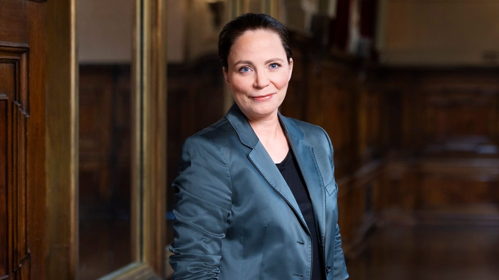 Thea Dorn lädt zu einem neuen "Literarischen Quartett" ein. / Nutzung des Bildes in Zusammenhang mit der Sendung inkl. Social Media / Weiterer Text über ots und www.presseportal.de/nr/7840 / Die Verwendung dieses Bildes für redaktionelle Zwecke ist unter Beachtung aller mitgeteilten Nutzungsbedingungen zulässig und dann auch honorarfrei. Veröffentlichung ausschließlich mit Bildrechte-Hinweis.