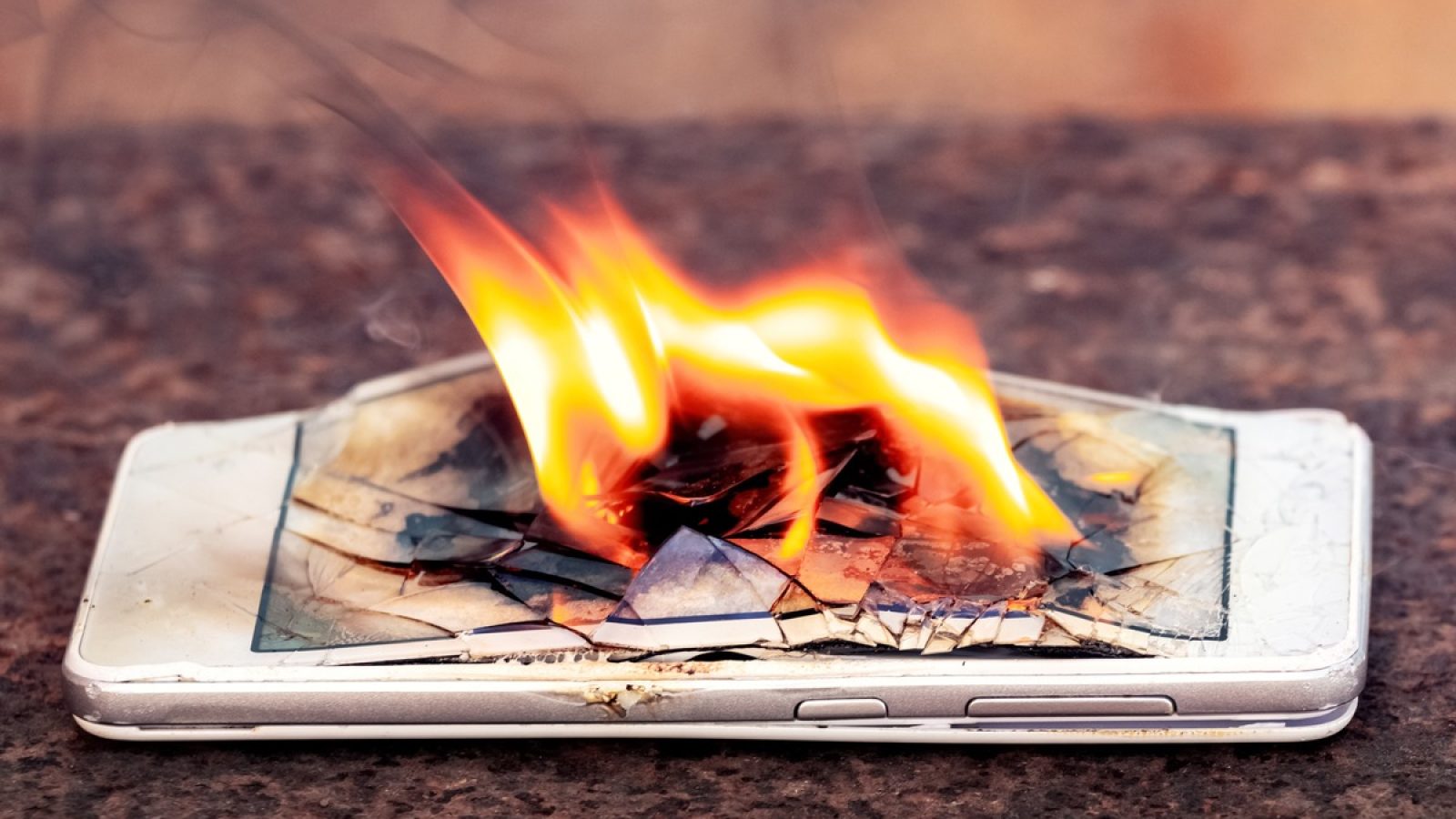 Lithium-Ionen-Akkus: Thermische Belastungen, Baufehler, Beschädigungen und unsachgemäßer Umgang können zu Bränden führen. / Weiterer Text über ots und www.presseportal.de/nr/31385 / Die Verwendung dieses Bildes für redaktionelle Zwecke ist unter Beachtung aller mitgeteilten Nutzungsbedingungen zulässig und dann auch honorarfrei. Veröffentlichung ausschließlich mit Bildrechte-Hinweis.