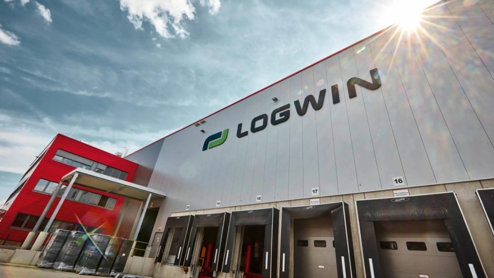 Durch die Übernahme der Logistikimmobilie in Renningen stärkt Logwin seine Präsenz im Großraum Stuttgart und setzt auf nachhaltiges Wachstum in einer der wirtschaftlich stärksten Regionen Europas. / Weiterer Text über ots und www.presseportal.de/nr/77636 / Die Verwendung dieses Bildes für redaktionelle Zwecke ist unter Beachtung aller mitgeteilten Nutzungsbedingungen zulässig und dann auch honorarfrei. Veröffentlichung ausschließlich mit Bildrechte-Hinweis.