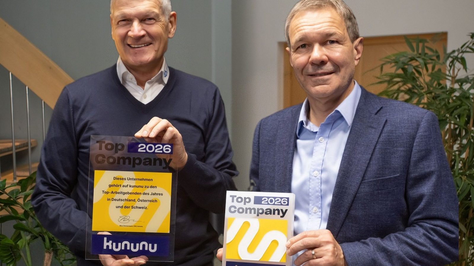 Zum fünften Mal in Folge "Top Company": VLH-Vorstandsvorsitzender Jörg Strötzel (links) und VLH-Vorstandsmitglied Uwe Rauhöft mit dem Kununu-Award. / Weiterer Text über ots und www.presseportal.de/nr/69585 / Die Verwendung dieses Bildes für redaktionelle Zwecke ist unter Beachtung aller mitgeteilten Nutzungsbedingungen zulässig und dann auch honorarfrei. Veröffentlichung ausschließlich mit Bildrechte-Hinweis.