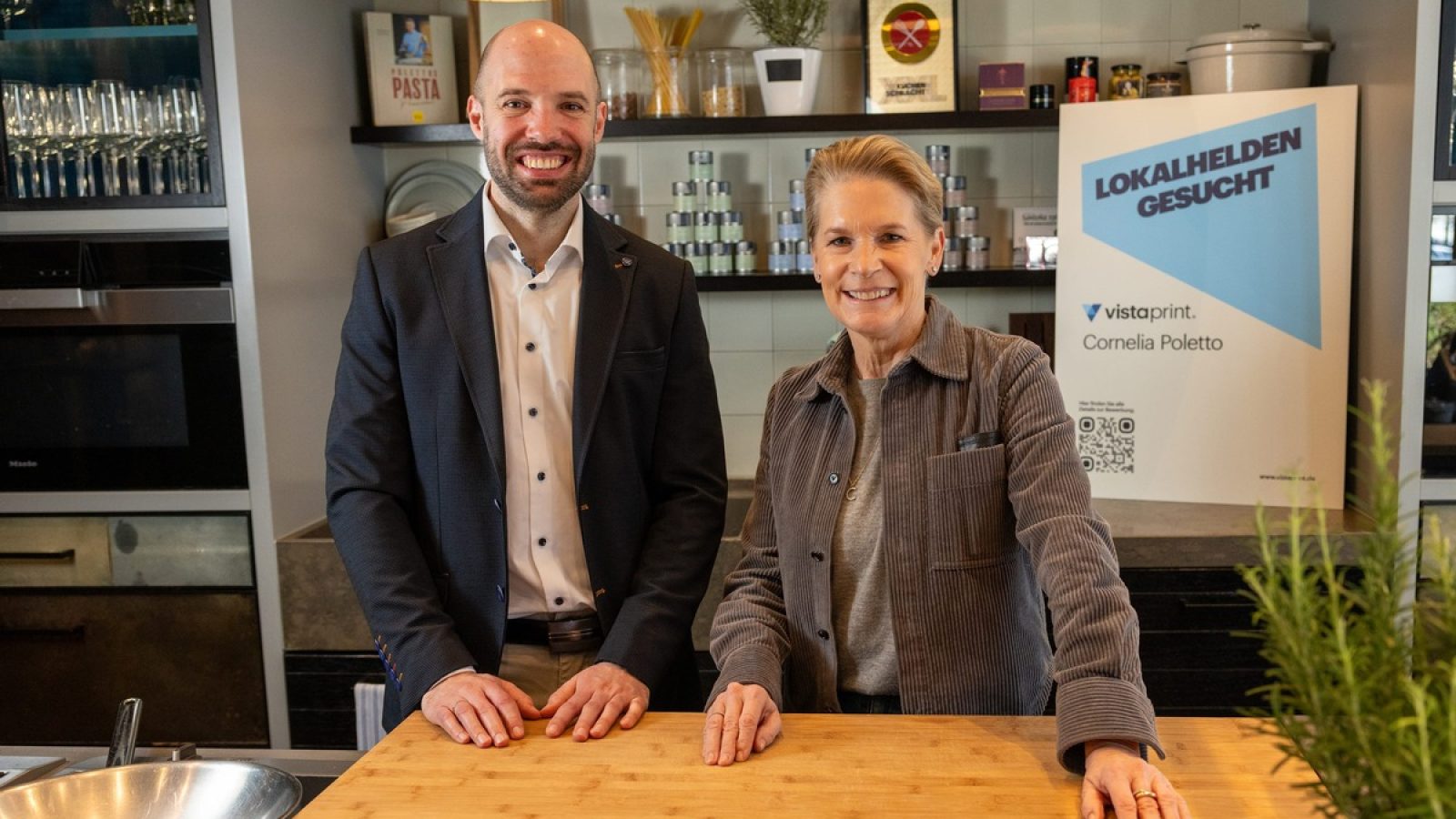 Starten die Gastro-Initiative "Lokalhelden gesucht" - Daniel Engelhardt, Senior Country Marketing Manager bei VistaPrint und Spitzenköchin Cornelia Poletto / Weiterer Text über ots und www.presseportal.de/nr/104253 / Die Verwendung dieses Bildes für redaktionelle Zwecke ist unter Beachtung aller mitgeteilten Nutzungsbedingungen zulässig und dann auch honorarfrei. Veröffentlichung ausschließlich mit Bildrechte-Hinweis.