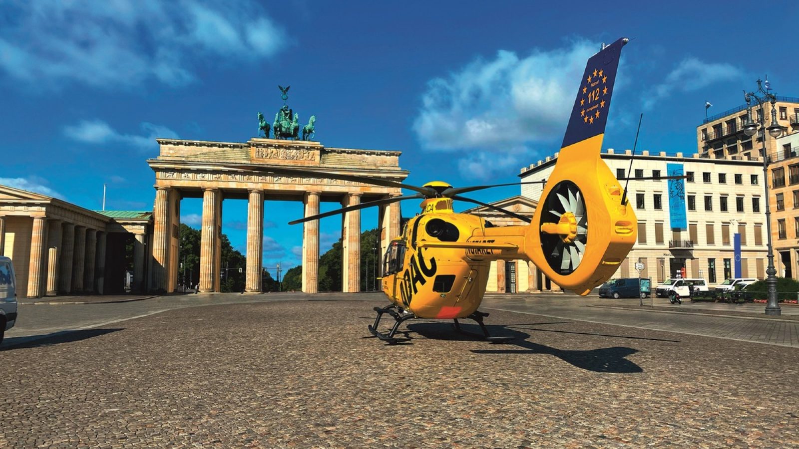 "Christoph 31" vor dem Brandenburger Tor. / Weiterer Text über ots und www.presseportal.de/nr/122834 / Die Verwendung dieses Bildes für redaktionelle Zwecke ist unter Beachtung aller mitgeteilten Nutzungsbedingungen zulässig und dann auch honorarfrei. Veröffentlichung ausschließlich mit Bildrechte-Hinweis.