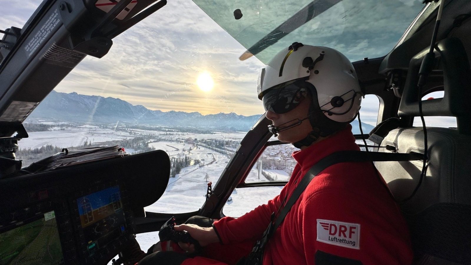 Die DRF Luftrettung ist auch in diesem Jahr wieder als offizieller Partner beim FIS Skiweltcup in Garmisch-Partenkirchen im Einsatz, um im Notfall schnelle Hilfe aus der Luft zu leisten. (Quelle: DRF Luftrettung) / Weiterer Text über ots und www.presseportal.de/nr/60539 / Die Verwendung dieses Bildes für redaktionelle Zwecke ist unter Beachtung aller mitgeteilten Nutzungsbedingungen zulässig und dann auch honorarfrei. Veröffentlichung ausschließlich mit Bildrechte-Hinweis.