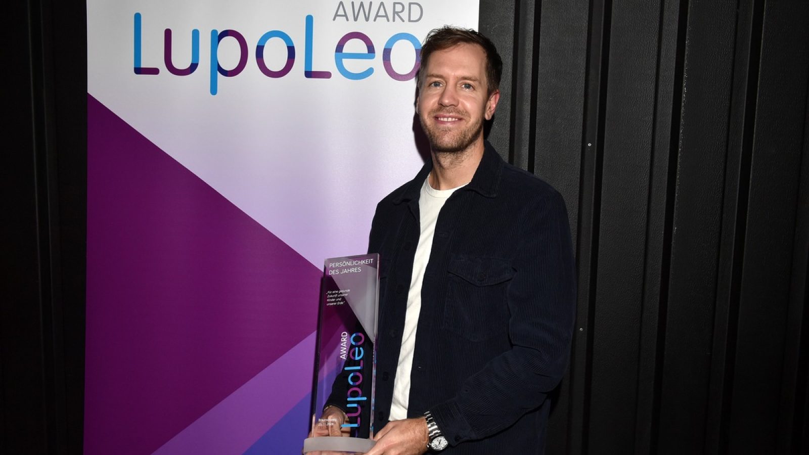 Sebastian Vettel erhält den Lupoleo Award 2024 im Staatstheater Braunschweig am 23.11.2024 / 
Foto: Brauer Photos / G.Nitschke / Weiterer Text über ots und www.presseportal.de/nr/152901 / Die Verwendung dieses Bildes für redaktionelle Zwecke ist unter Beachtung aller mitgeteilten Nutzungsbedingungen zulässig und dann auch honorarfrei. Veröffentlichung ausschließlich mit Bildrechte-Hinweis.