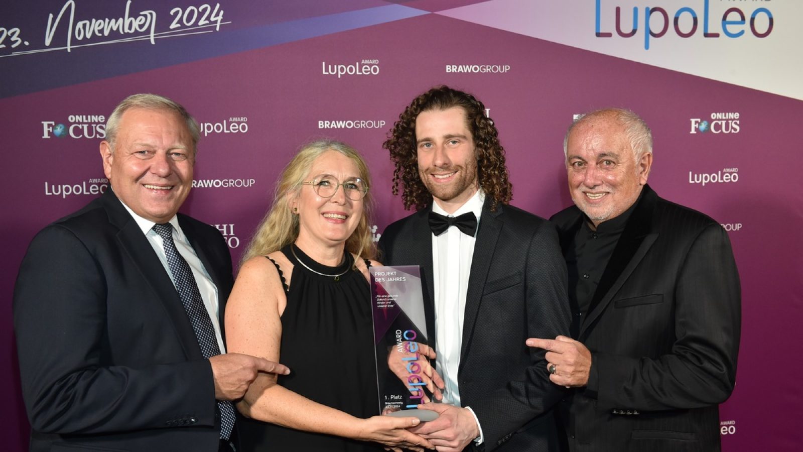 Die Sieger des "Projekt Award" beim LupoLeo Award 2024: Ruth Retterath und Maximilian Doll (2. v. r.) der "Recycling Roadies - CleanUp nach der Flut" des Vereins Clean River Project e. V. aus Winningen mit den Initiatoren des Förderpreises Jürgen Brinkmann (l.) und Robert Lübenoff (r.).
Foto: Brauer Photos / Weiterer Text über ots und www.presseportal.de/nr/152901 / Die Verwendung dieses Bildes für redaktionelle Zwecke ist unter Beachtung aller mitgeteilten Nutzungsbedingungen zulässig und dann auch honorarfrei. Veröffentlichung ausschließlich mit Bildrechte-Hinweis.