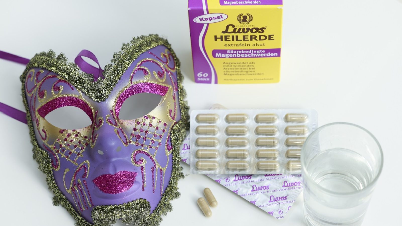 Natürliche Luvos-Heilerde: Schnelle Linderung, wenn an Fastnacht Sodbrennen quält. Als Kapseln besonders praktisch für unterwegs. Kostenlose Verwendung des Pressefotos mit dem Nachweis © Luvos / Weiterer Text über ots und www.presseportal.de/nr/65078 / Die Verwendung dieses Bildes für redaktionelle Zwecke ist unter Beachtung aller mitgeteilten Nutzungsbedingungen zulässig und dann auch honorarfrei. Veröffentlichung ausschließlich mit Bildrechte-Hinweis.