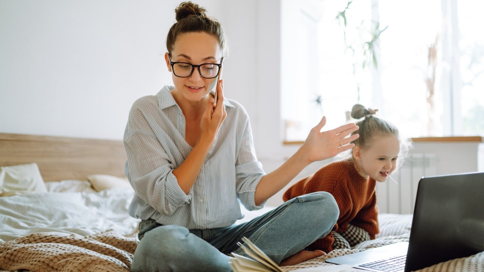 Wer Job, Familie, Rundum-Organisation und oft auch noch Pflegeaufgaben unter einen Hut bringt, läuft innerlich nicht selten im Daueralarm. 


Fotorechte und -verwendung:
Verwendung der Fotos kostenfrei und nur im Textzusammenhang mit dieser Pressemitteilung und Nennung der ©Bildquelle genehmigt! / Weiterer Text über ots und www.presseportal.de/nr/79747 / Die Verwendung dieses Bildes für redaktionelle Zwecke ist unter Beachtung aller mitgeteilten Nutzungsbedingungen zulässig und dann auch honorarfrei. Veröffentlichung ausschließlich mit Bildrechte-Hinweis.